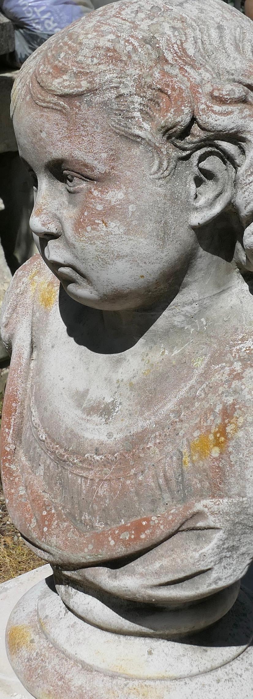  Buste tête et épaules d'une jeune fille Statue de jardin   Bon état - En vente à Chillerton, Isle of Wight