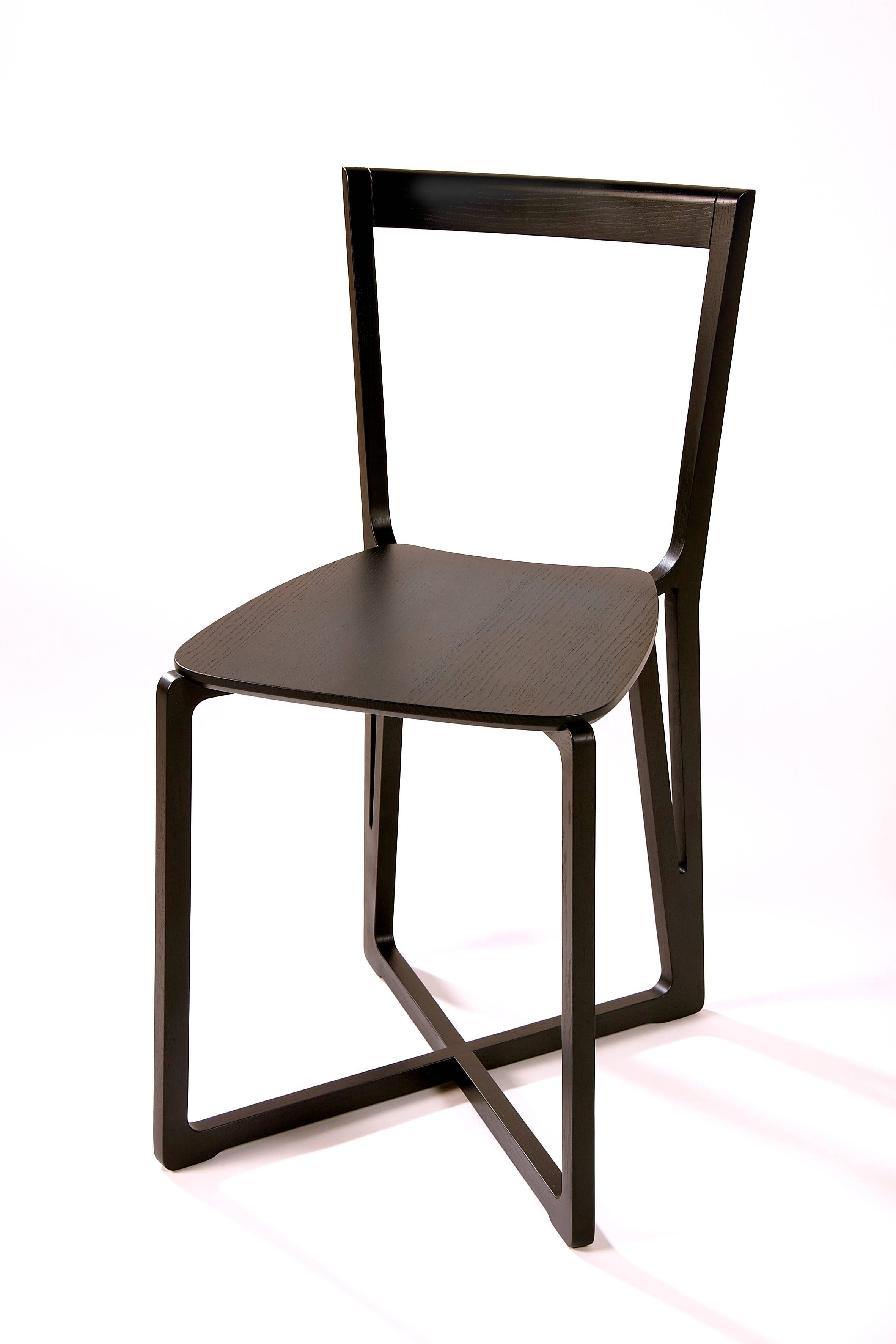 A true design masterpiece, this chair which was created in the Northern Italy, has neither screws nor metal element whatsoever.
With a structure that is both sturdy yet simple at the same time, the assembly is elaborated by strategic interlocking