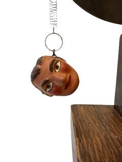 Giochi di testa, Objet d'art con testa di marionetta e oggetti trovati