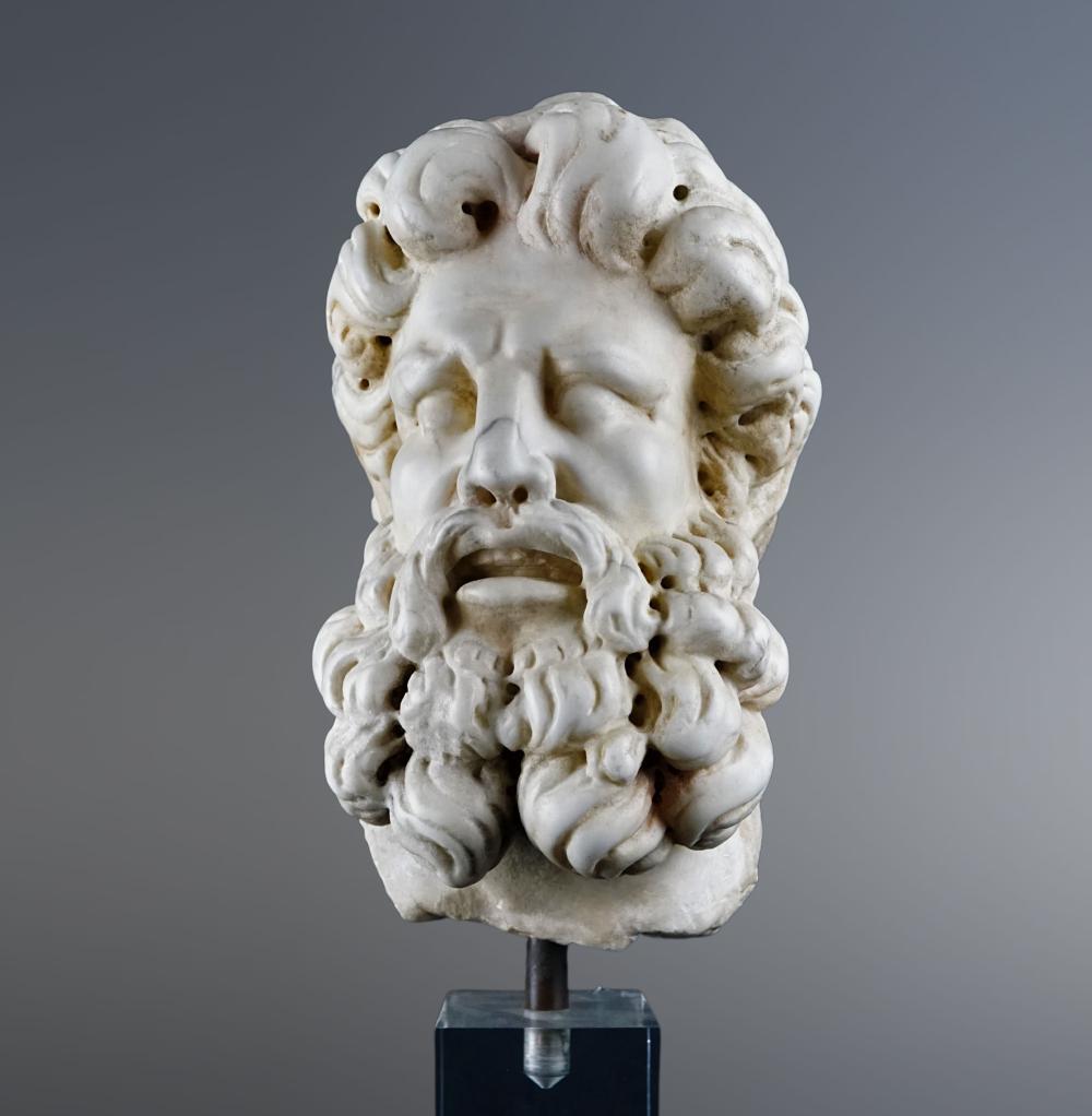 Head in marble, represents a personage with a beard, 18th century. Dimensions: 45 x 35 x 19cm. Measure including the base. Good condition.
    