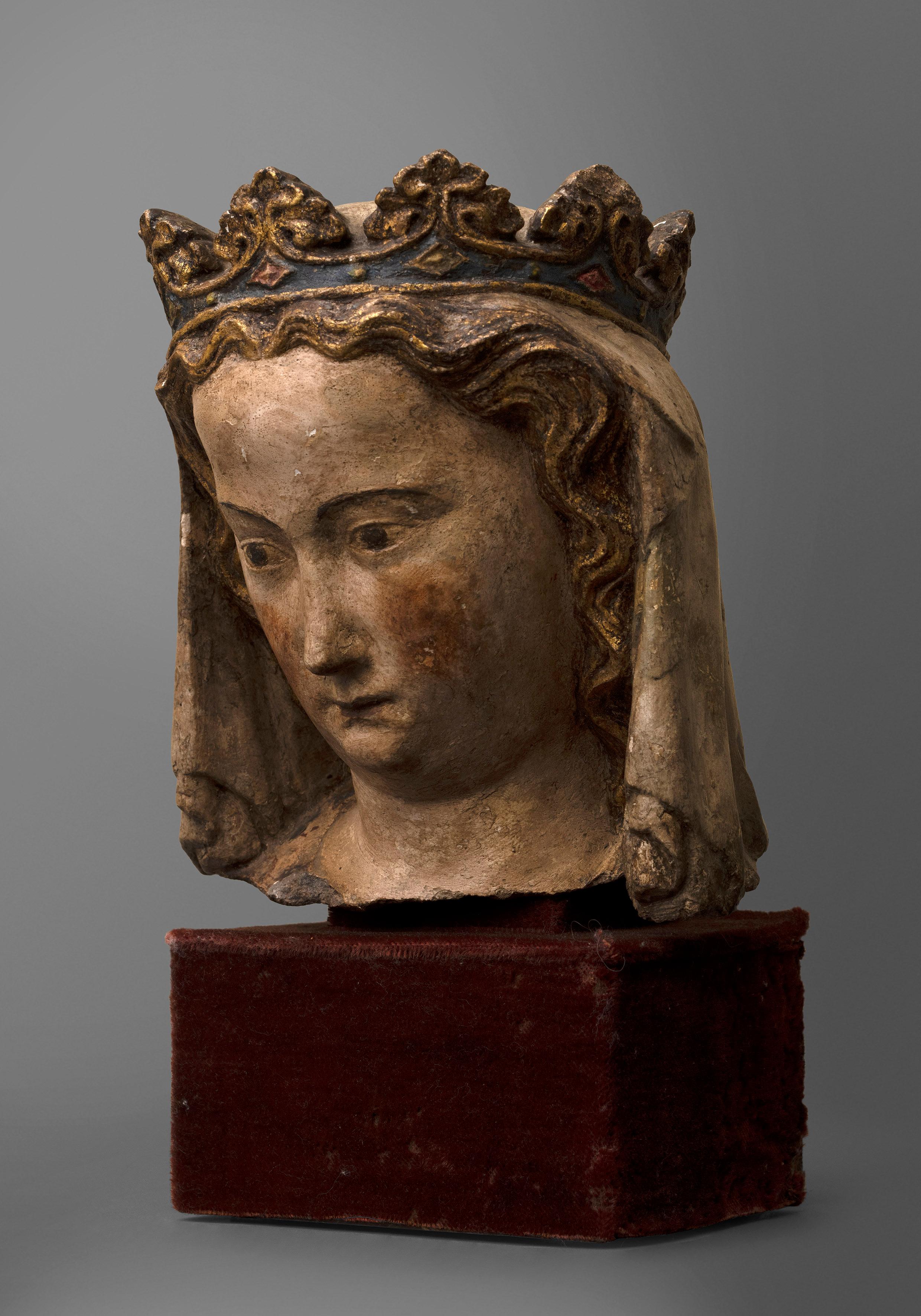Kopf einer gekrönten Jungfrau 
Lorraine, erste Hälfte des 14. Jahrhunderts.
H26 x 14 x 14 cm

Provenienz :

- Privatsammlung, Paris Frankreich (1960)
Privatsammlung Toskana, Italien (1980)

Gutachten des Kunsthistorikers Bênoit Bertrand 
Das Gesicht