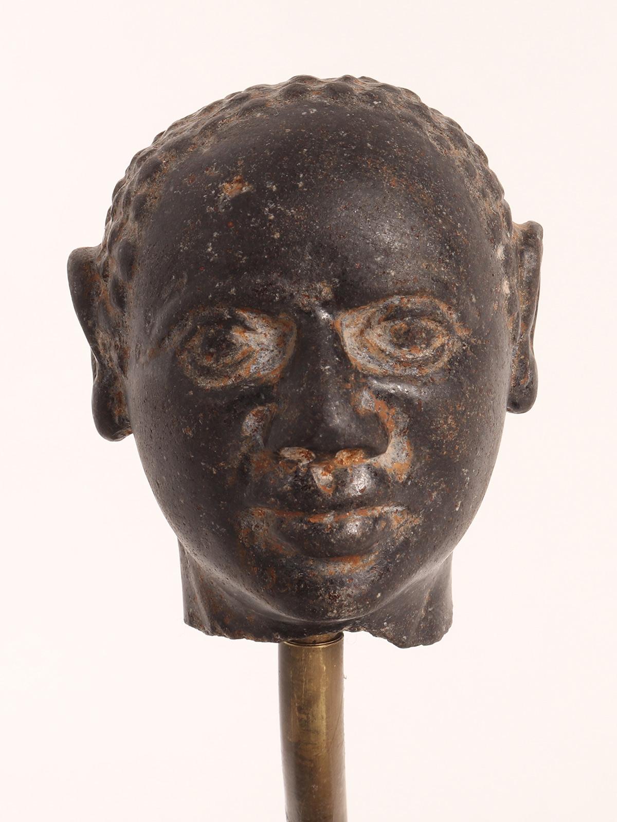 Tête d'homme en granit noir, socle en fer, Russie, début du XVIIIe siècle. Bon état - En vente à Milan, IT