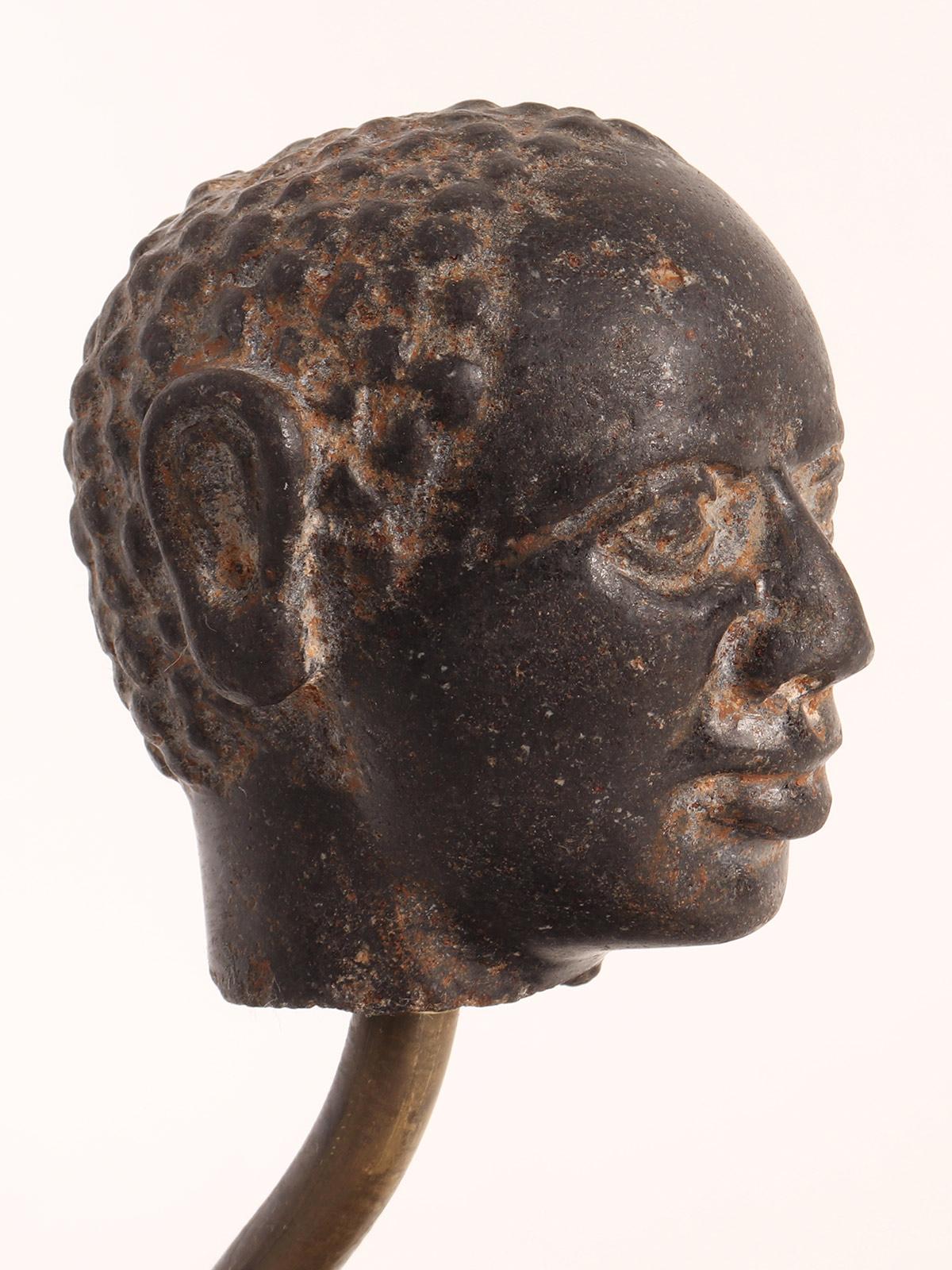 Fer Tête d'homme en granit noir, socle en fer, Russie, début du XVIIIe siècle. en vente