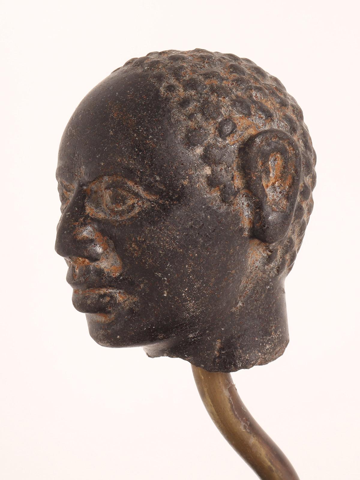 Tête d'homme en granit noir, socle en fer, Russie, début du XVIIIe siècle. en vente 1