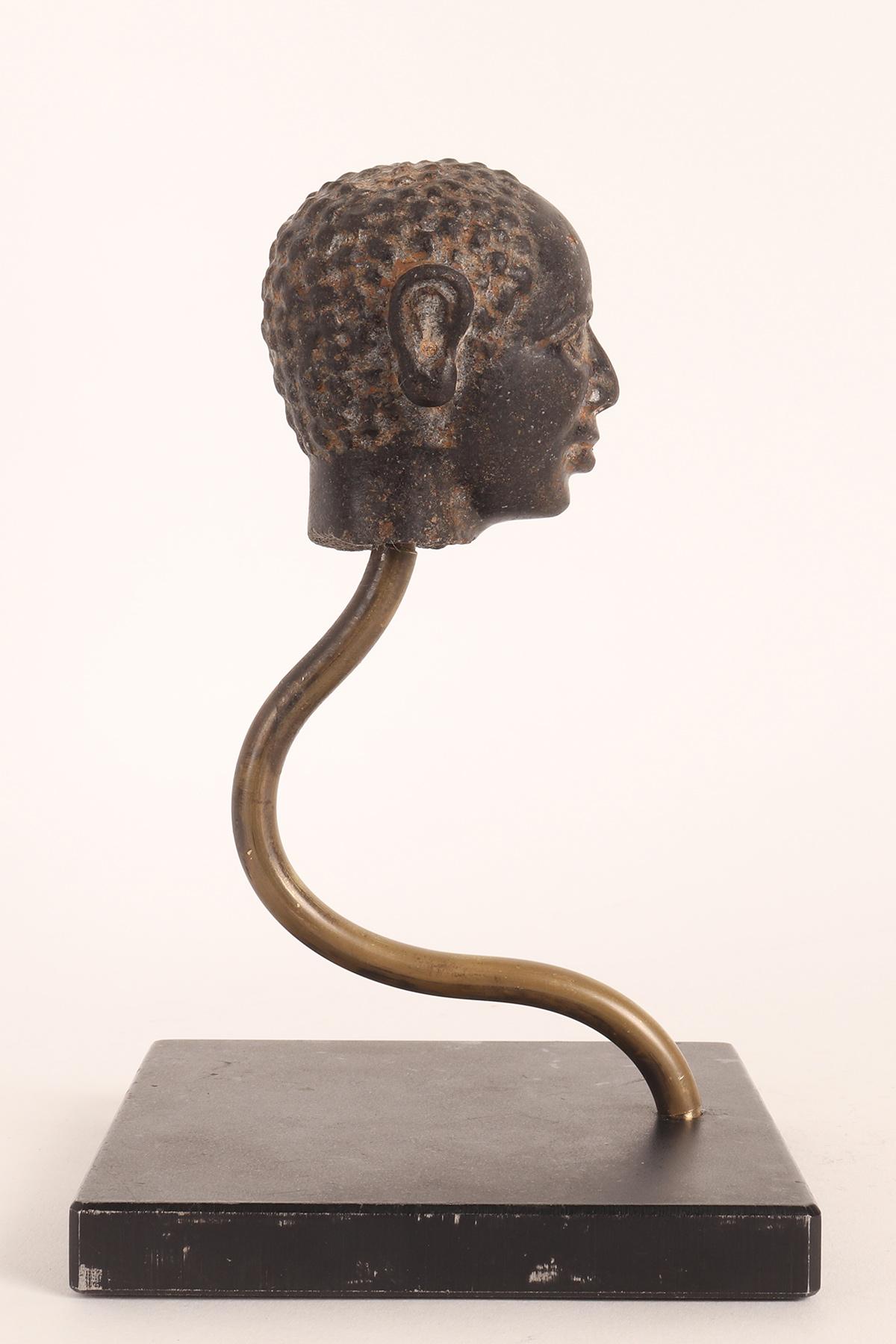 Tête d'homme en granit noir, socle en fer, Russie, début du XVIIIe siècle. en vente 4