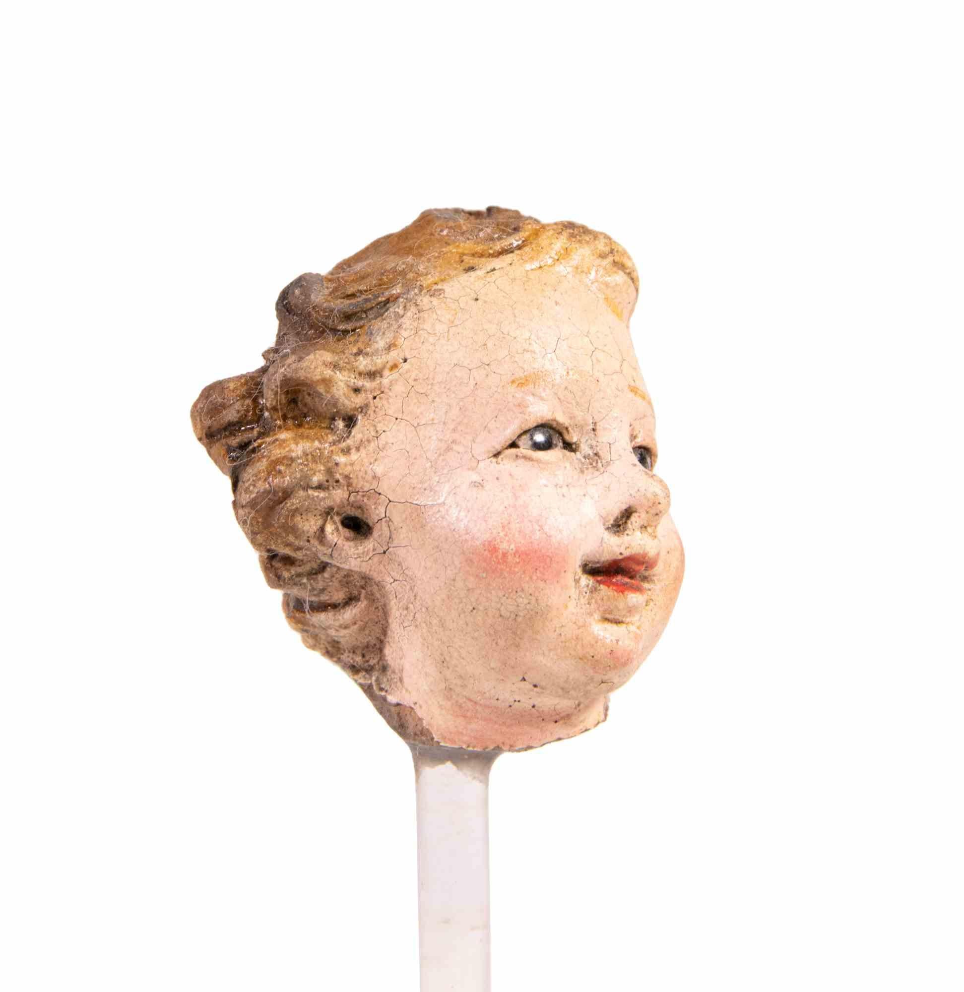 La testa di bambino è una scultura realizzata in ceramica policroma con occhi in vetro.

Napoli, XVIII secolo.