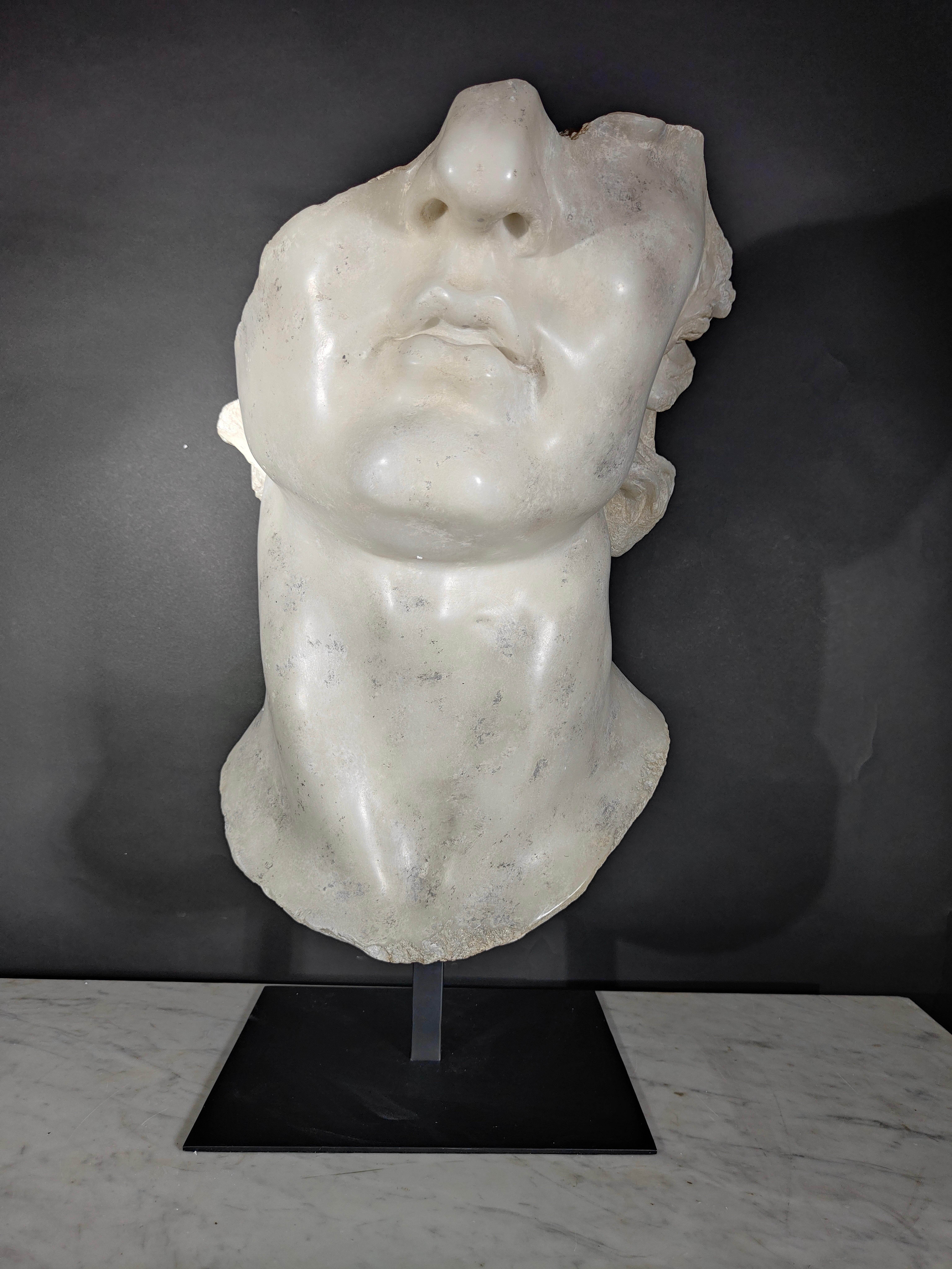 Cabeza de David decorativa de resina del siglo XX. Acabado en mármol tallado. Tamaño: 67x50x42 cm.