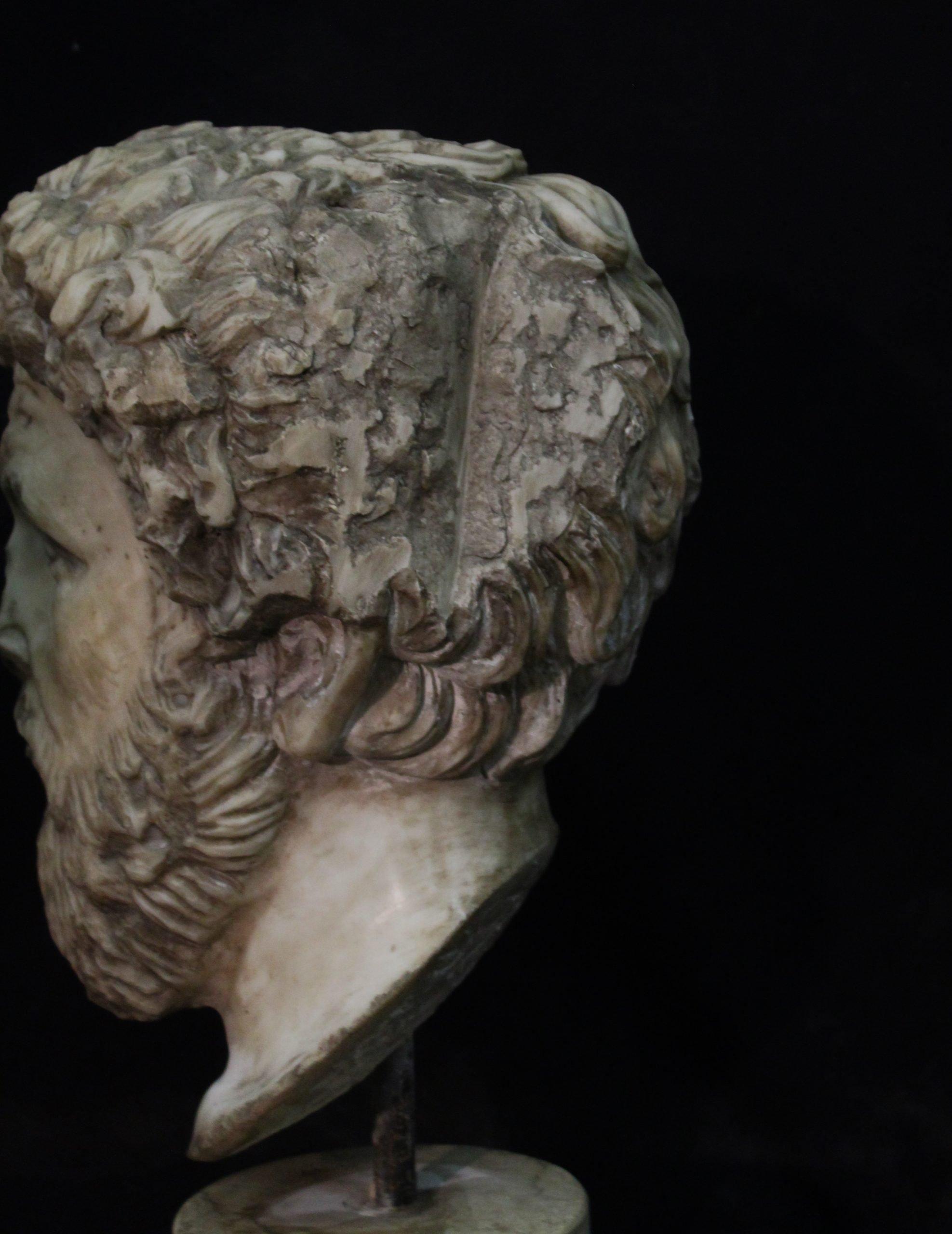 Head of Emperor Lucius Verus, in marble. ADDITIONAL PHOTOS, INFORMATION OF THE LOT AND SHIPPING INFORMATION CAN BE REQUEST BY SENDING AN EMAIL 
Indicative shipping costs in Italy: 130€ and Europe: 220€. 

Tags: Testa di imperatore Lucio Vero. Cabeza