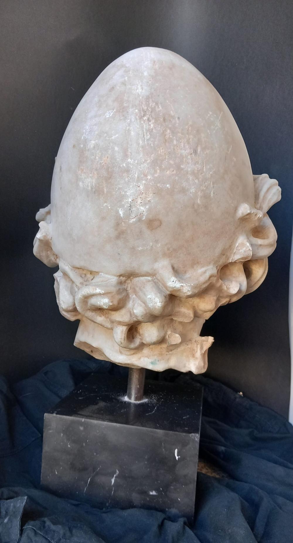 Rare marble head of Ulysses, king of Ithaca, beautiful sculpture mounted on a black marble base. Provenance from a private collection. ADDITIONAL PHOTOS, INFORMATION OF THE LOT AND QUOTE FOR SHIPPING COST CAN BE REQUEST BY SENDING AN EMAIL. Rara