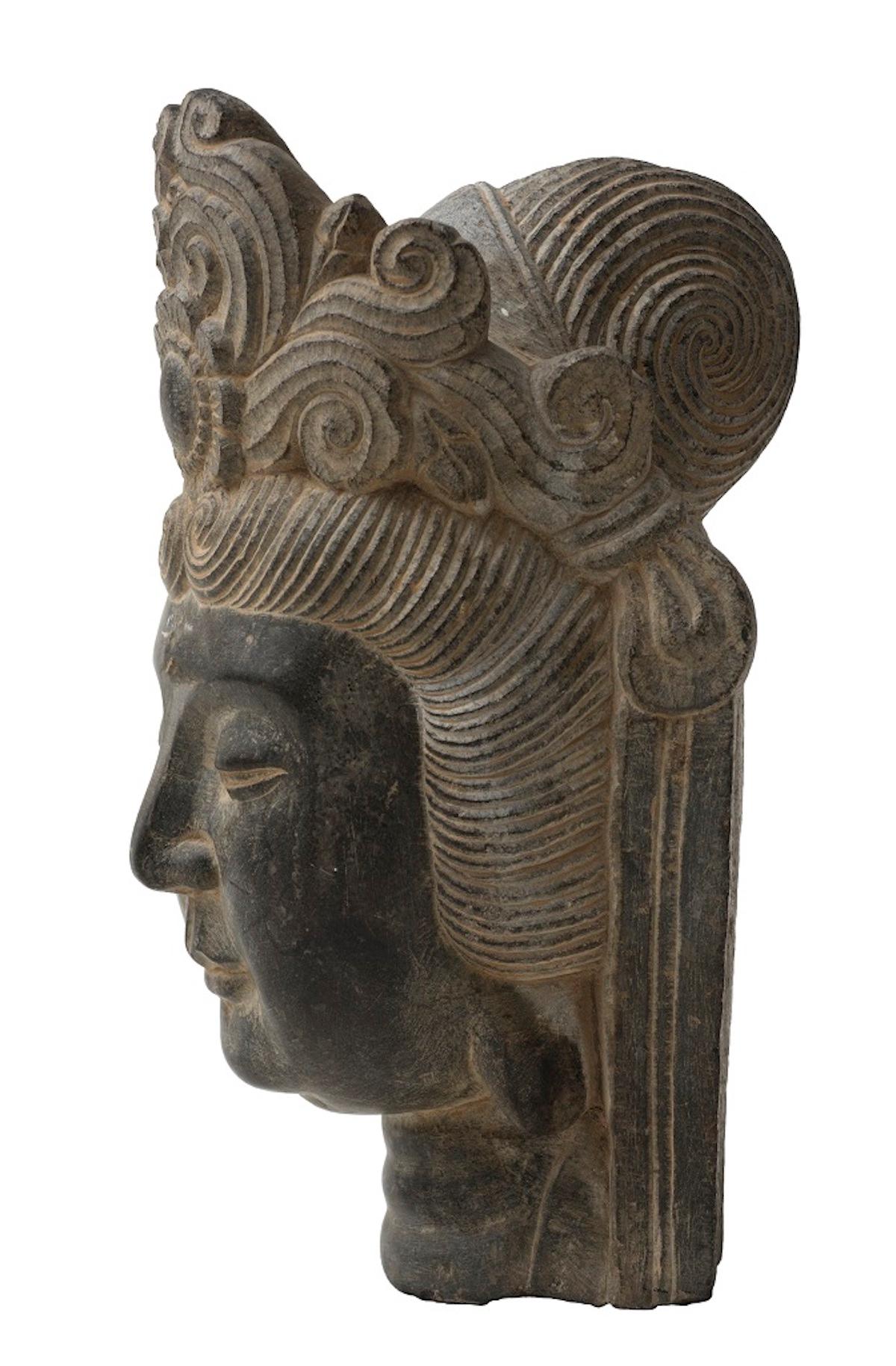 Head of Oriental Divinity, Vintage Stone Sculpture, Early 20th Century In Good Condition For Sale In Roma, IT