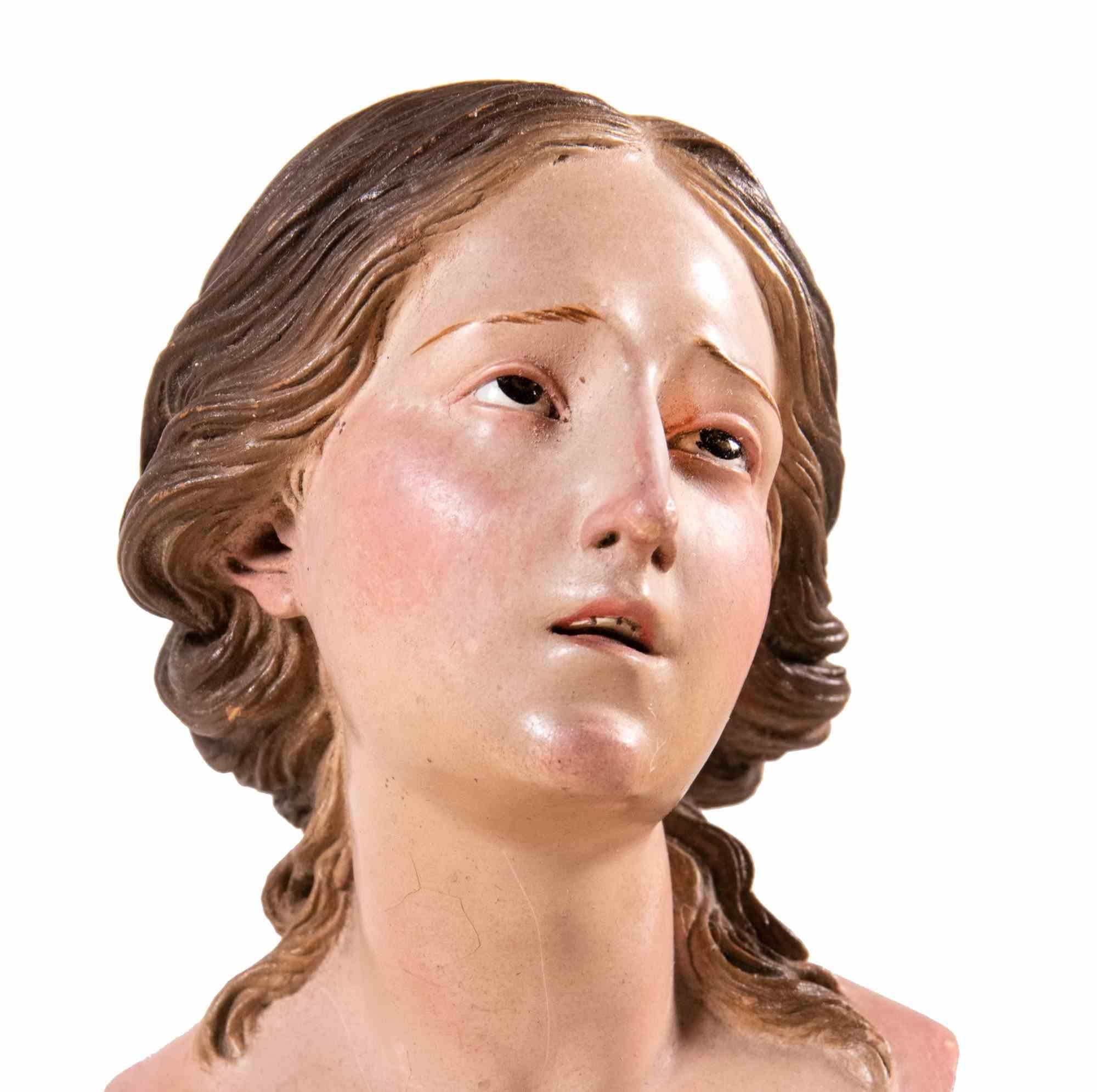Testa di donna uomo è una splendida scultura realizzata in ceramica policroma con occhi in vetro.

Napoli, XVIII secolo.

Molto raro da trovare in condizioni così buone.