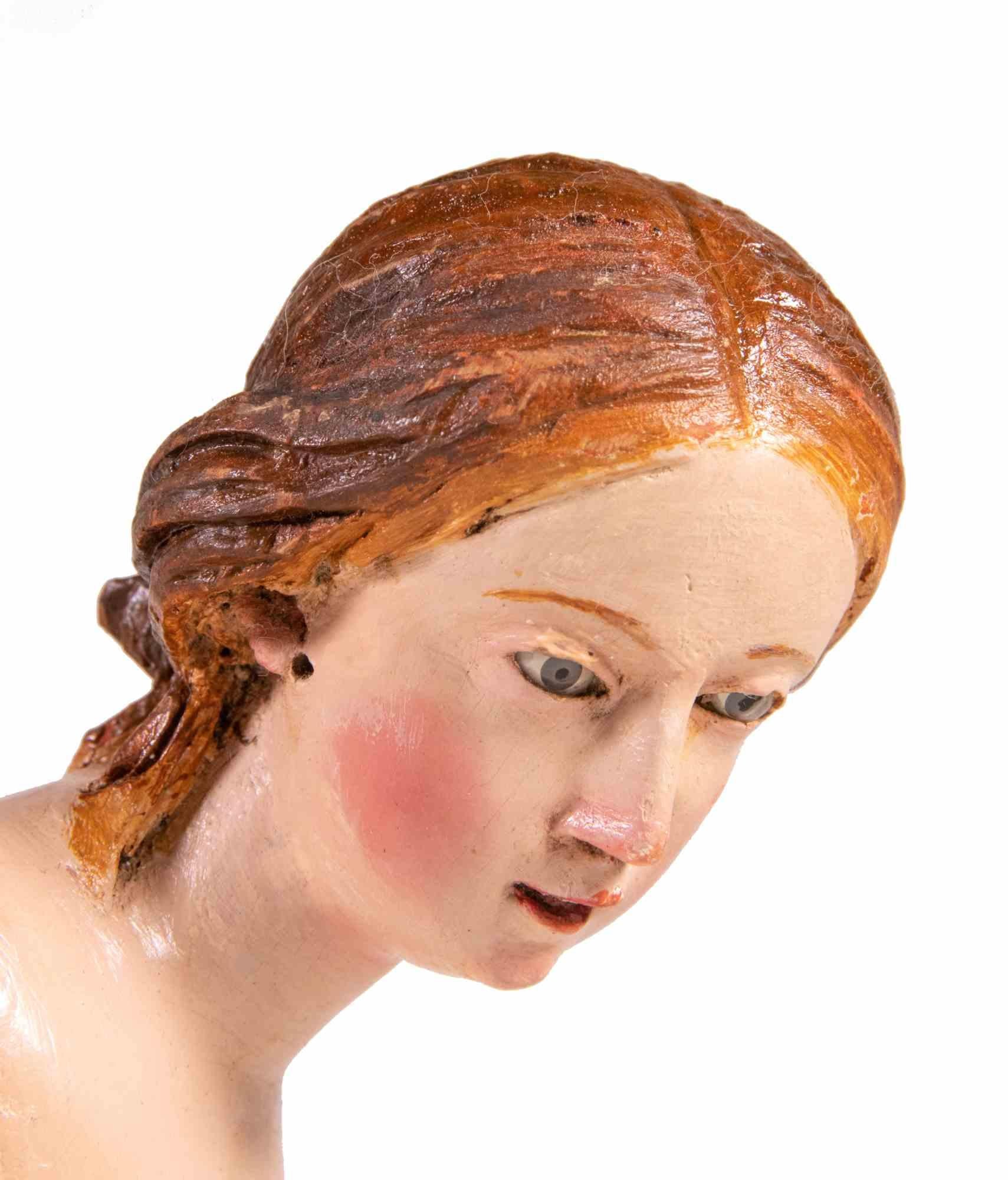 La testa di ragazza è una splendida scultura realizzata in ceramica policroma con occhi in vetro.

Napoli, XVIII secolo.

Molto raro da trovare in condizioni così buone.