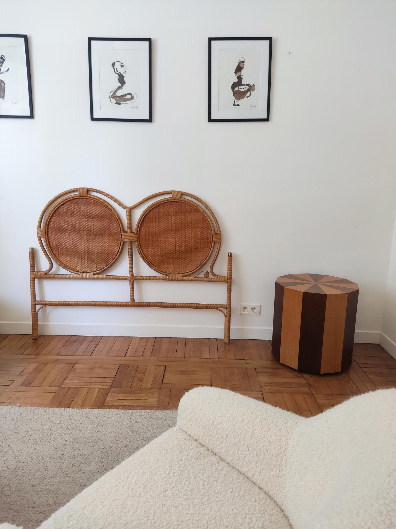 Testiera attribuita a Dal Vera - Italia circa 1960.

Realizzato in legno massiccio, rivestito in rattan e bambù intrecciato, 2 medaglioni circolari, rifinito in ottone.
I mobili Dal Vera mirano a portare un nuovo stile negli interni. Con i suoi