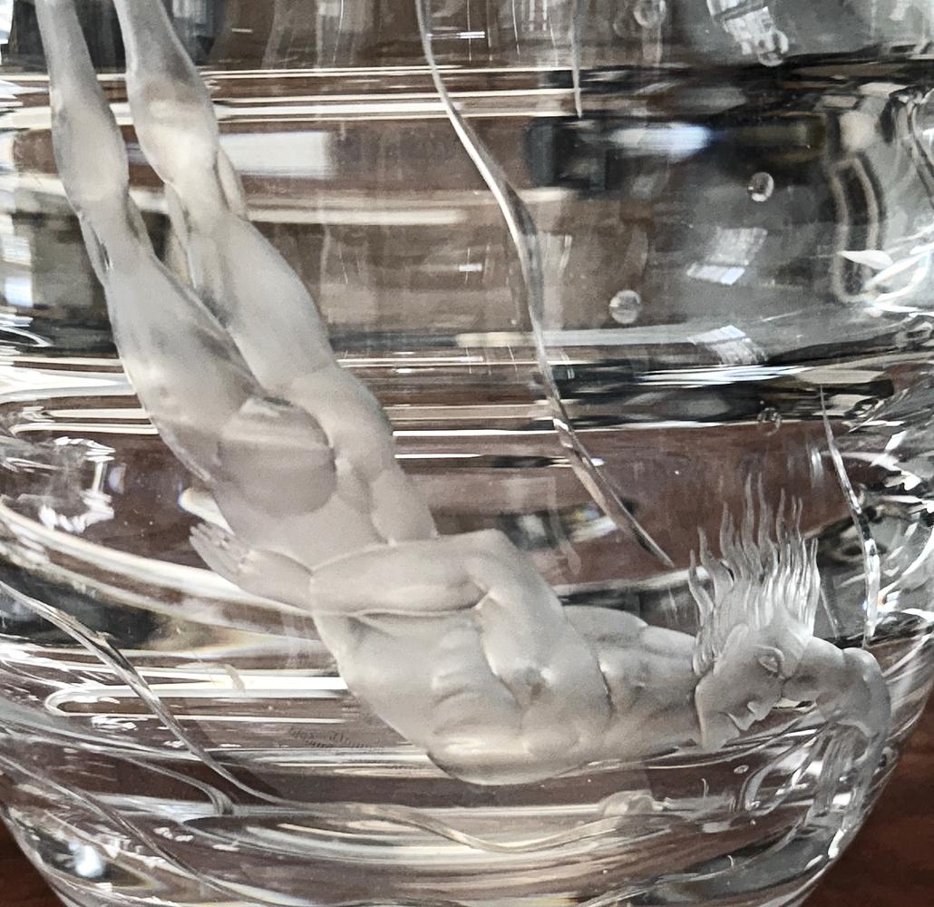 Insolitamente drammatico e sgargiante, questo è uno dei vasi Art Déco incisi più caratteristici che abbiamo visto di Vicke Lindstrand, che è tornata più volte sul tema dei tuffatori maschi in profondità sott'acqua, a volte all'inseguimento di uno