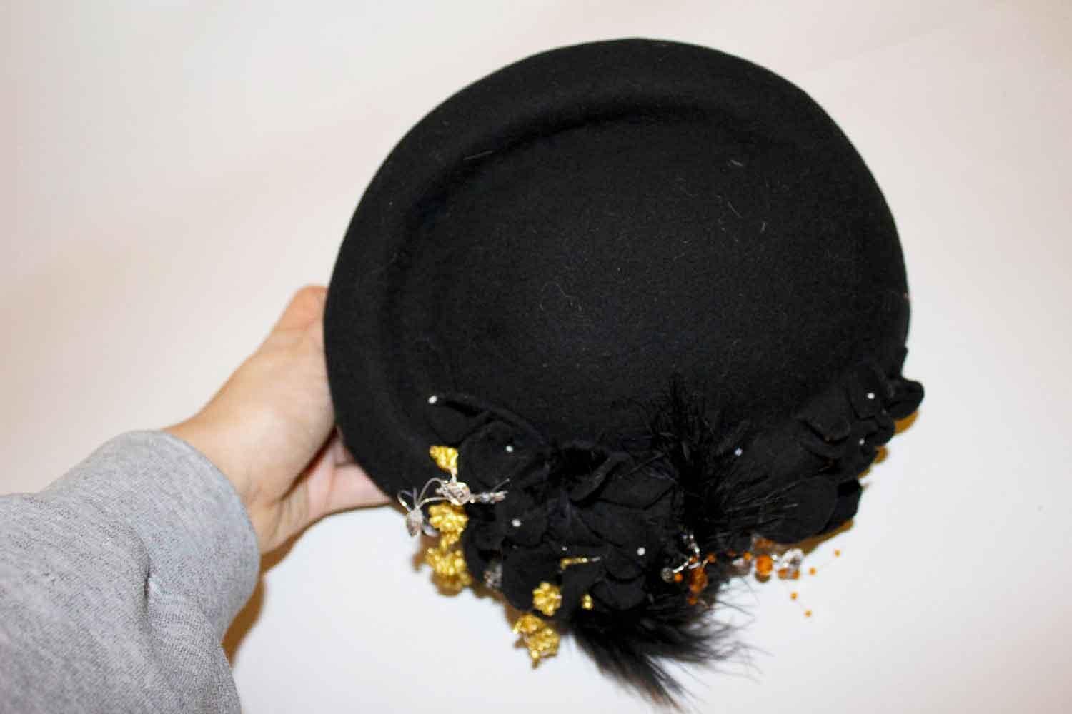 Headturning Embellished Black Hat In Good Condition In London, GB