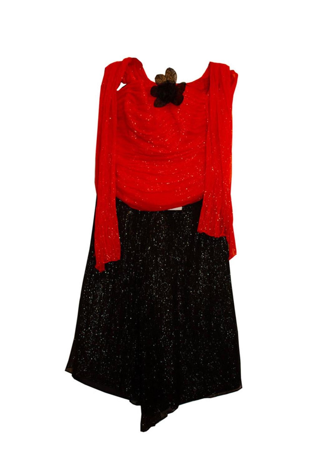Ein tolles Vintage-Outfit von Helen Hutton.
Das Outfit besteht aus einem Paar schwarzer Abendshorts / kurzer Hosen mit kontrastierenden  Mieder  (mit Stäbchen), und einem passenden Schal. 
Maße: Hose: Taille 28'', Innenbein 20'', Oberteil: