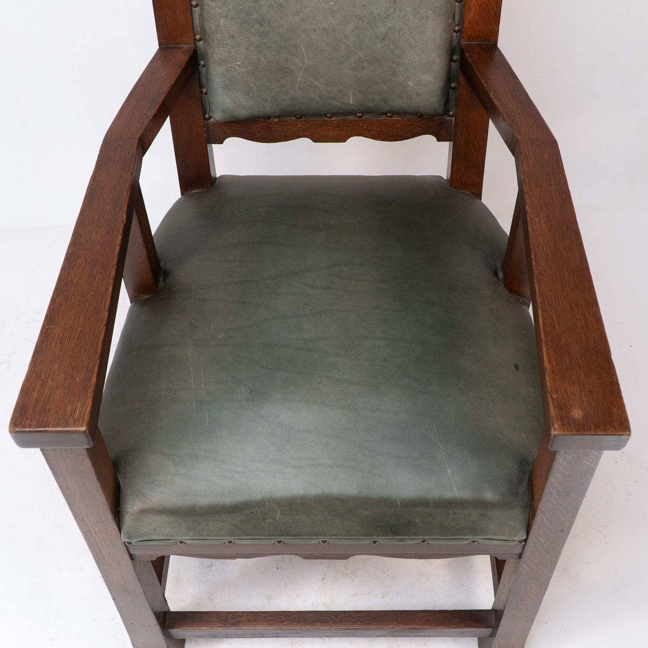 Heal and Son (attributed). An Arts and Crafts six-legged oak armchair For Sale 5