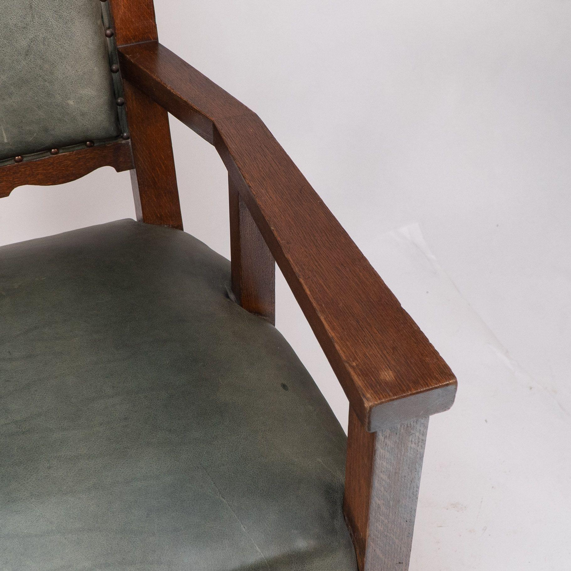 Heal and Son (attributed). An Arts and Crafts six-legged oak armchair For Sale 6