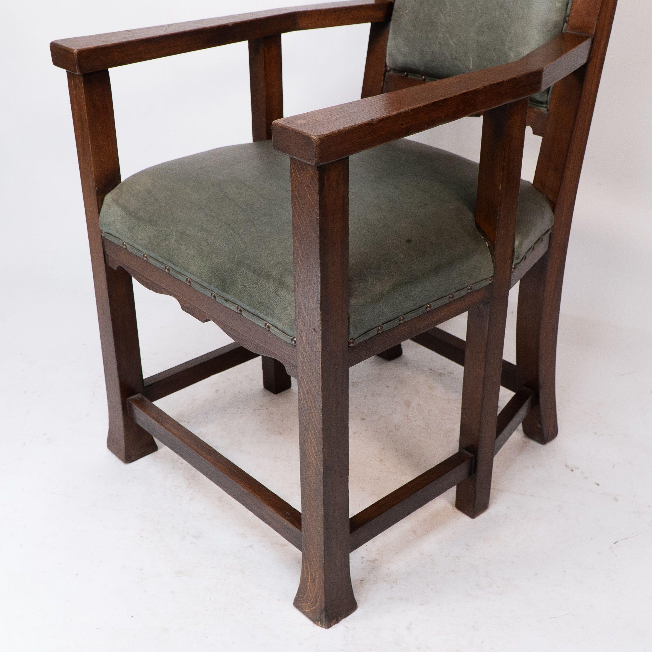 Heal and Son (attributed). An Arts and Crafts six-legged oak armchair For Sale 10
