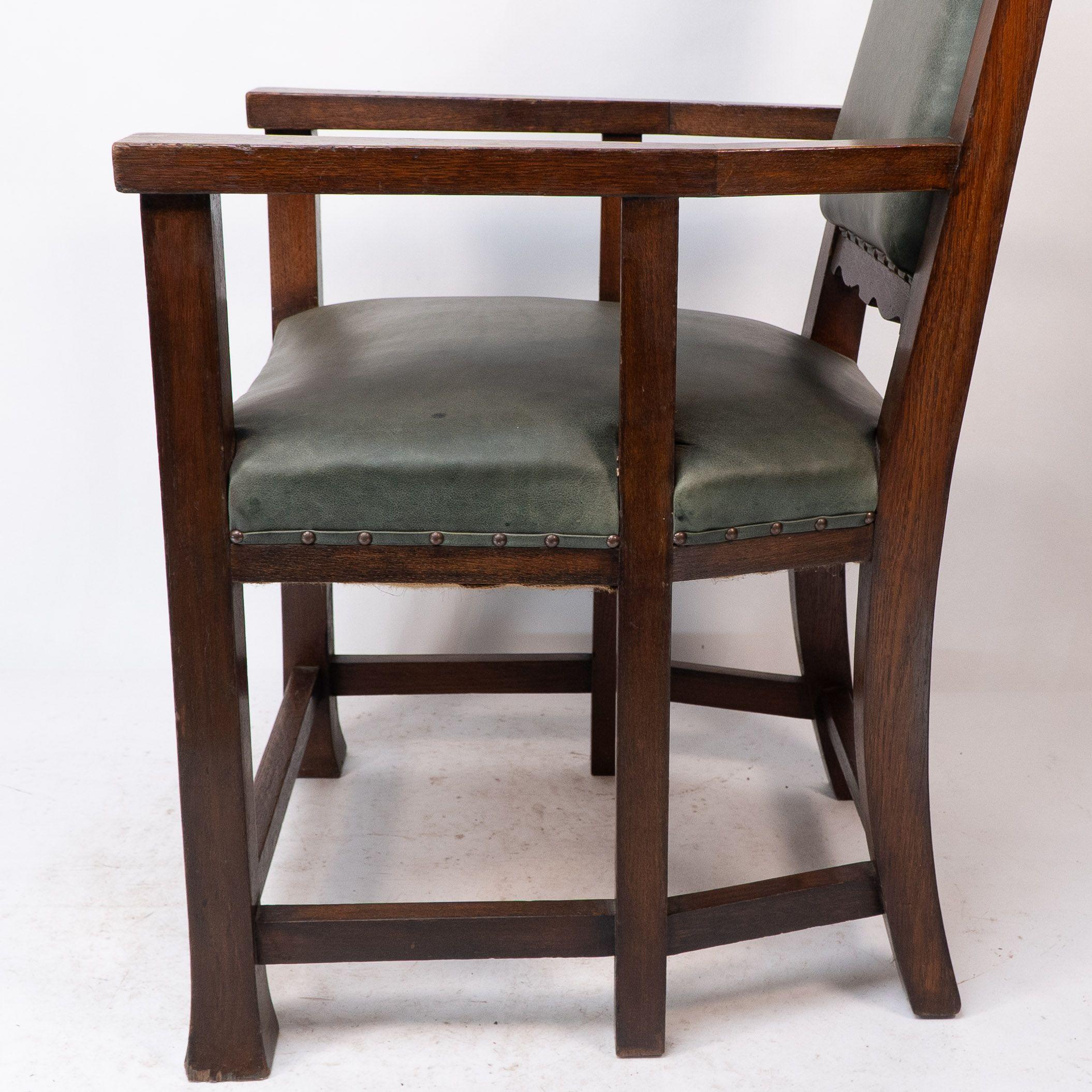Heal and Son (attributed). An Arts and Crafts six-legged oak armchair For Sale 11