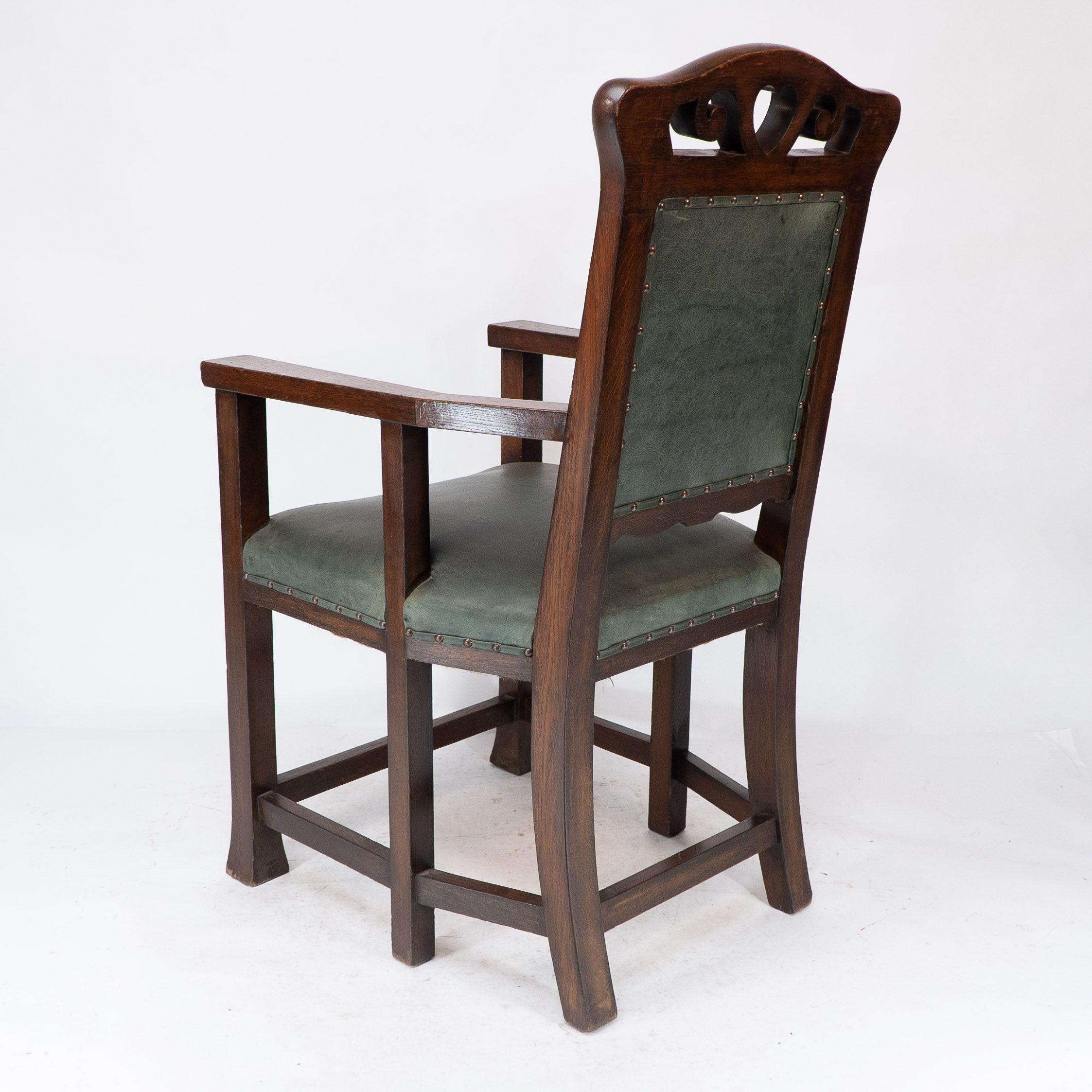 Heal and Son (attributed). An Arts and Crafts six-legged oak armchair For Sale 14