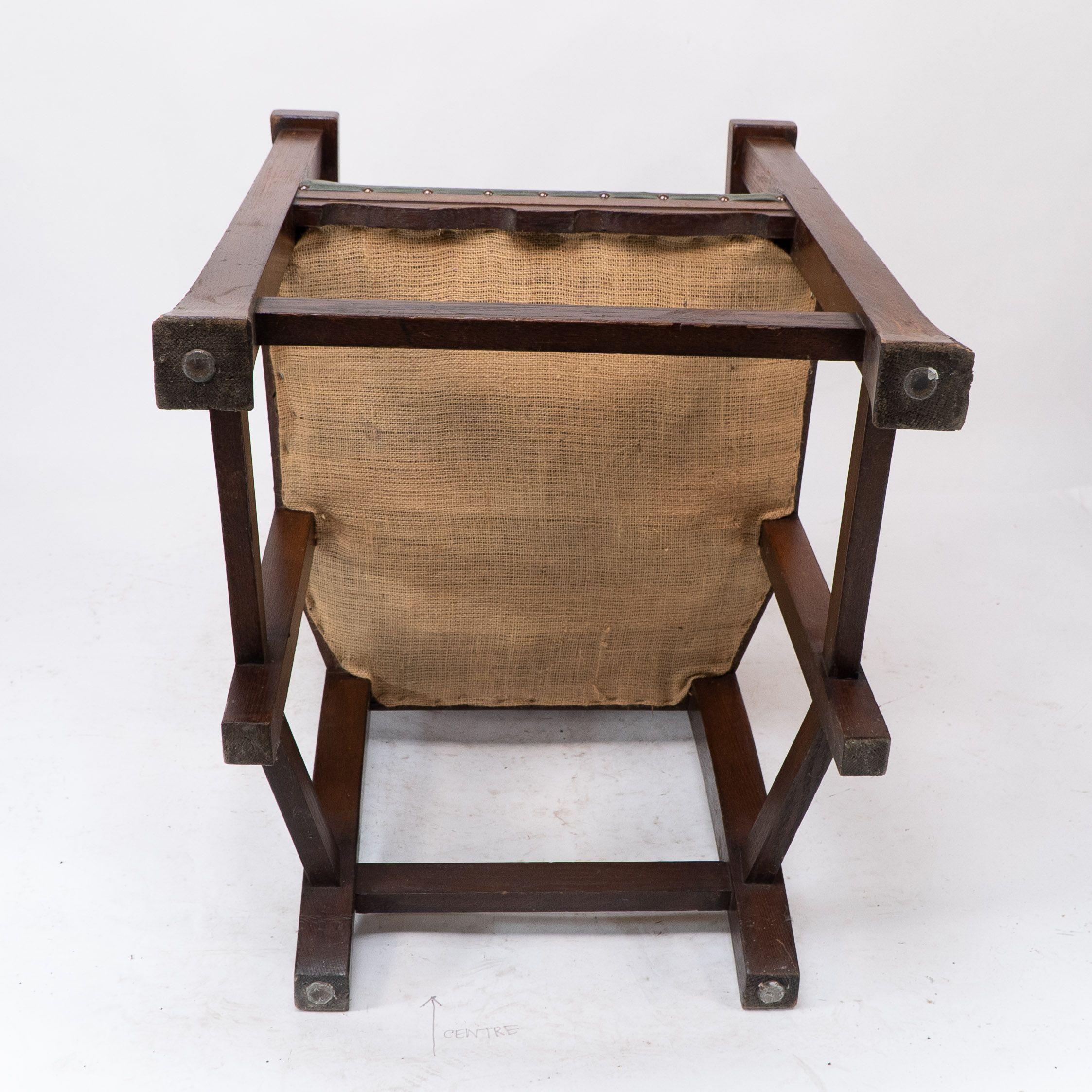 Heal and Son (attributed). An Arts and Crafts six-legged oak armchair For Sale 15
