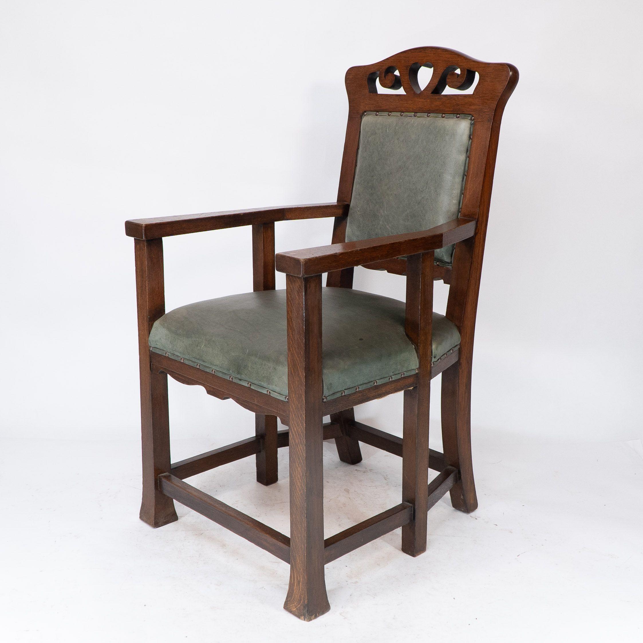 Heal and Son (attributed). An Arts and Crafts six-legged oak armchair In Good Condition For Sale In London, GB