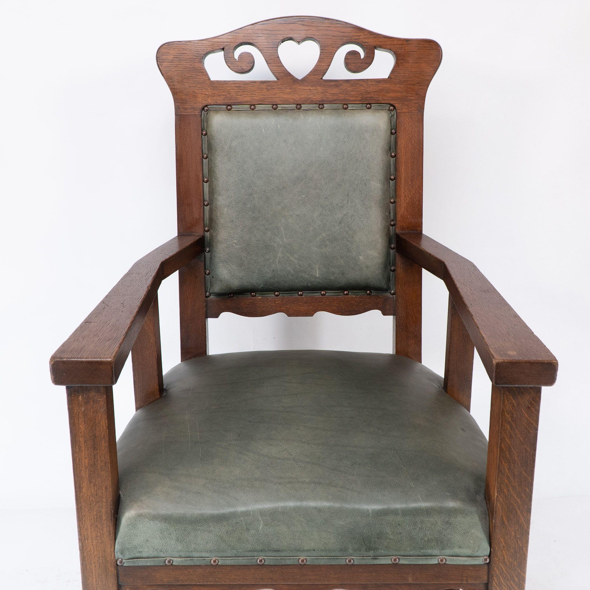 Heal and Son (attributed). An Arts and Crafts six-legged oak armchair For Sale 1
