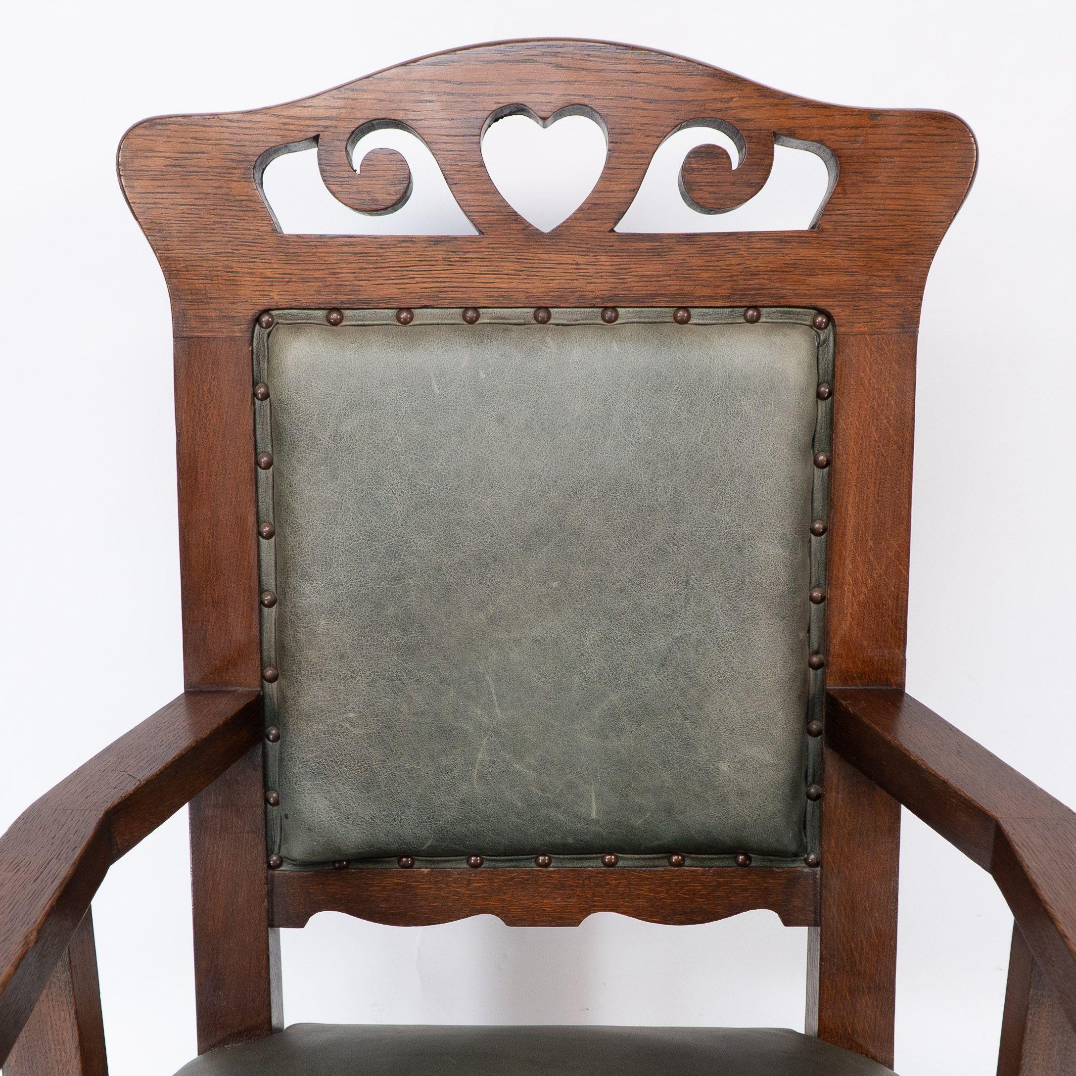 Heal and Son (attributed). An Arts and Crafts six-legged oak armchair For Sale 2