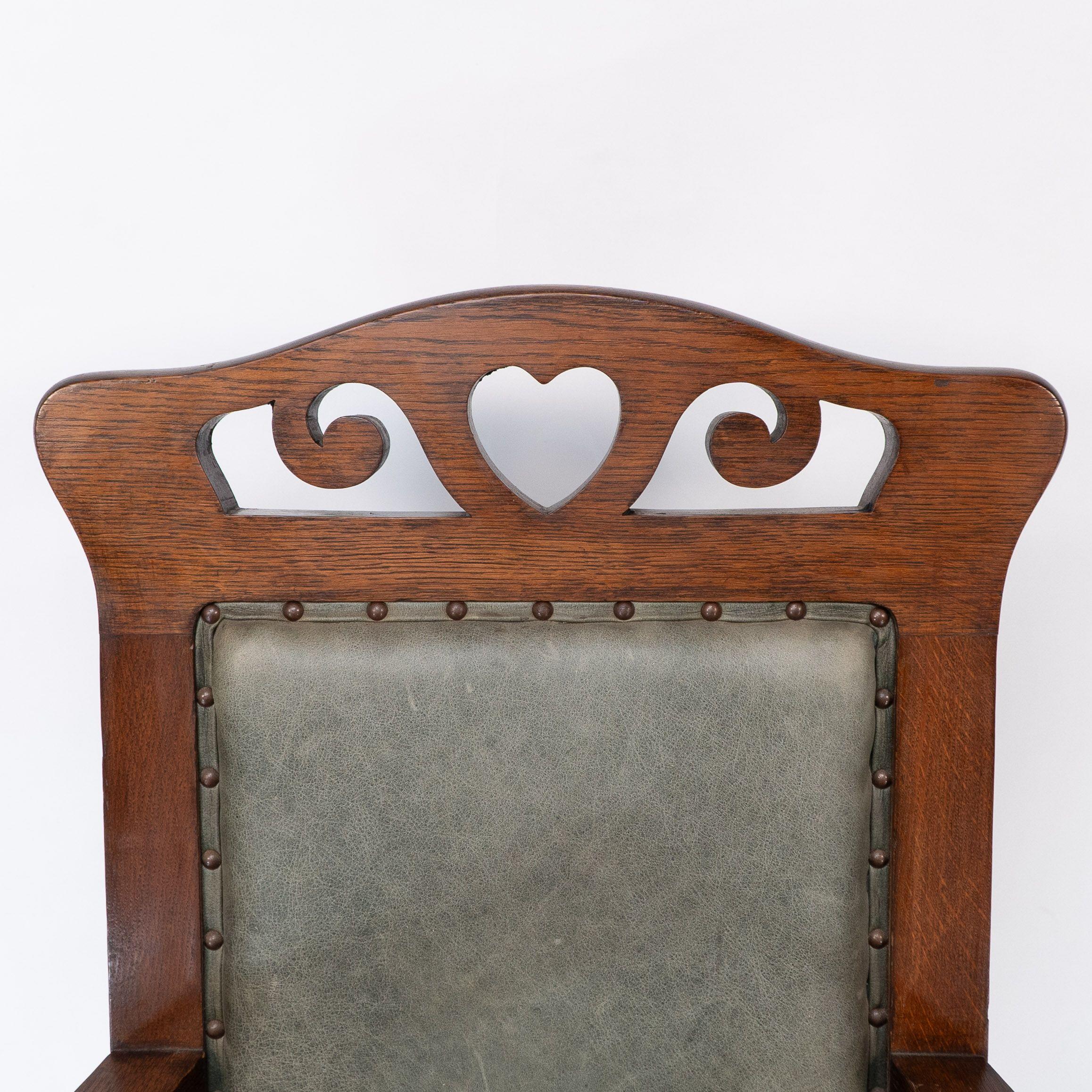 Heal and Son (attributed). An Arts and Crafts six-legged oak armchair For Sale 3