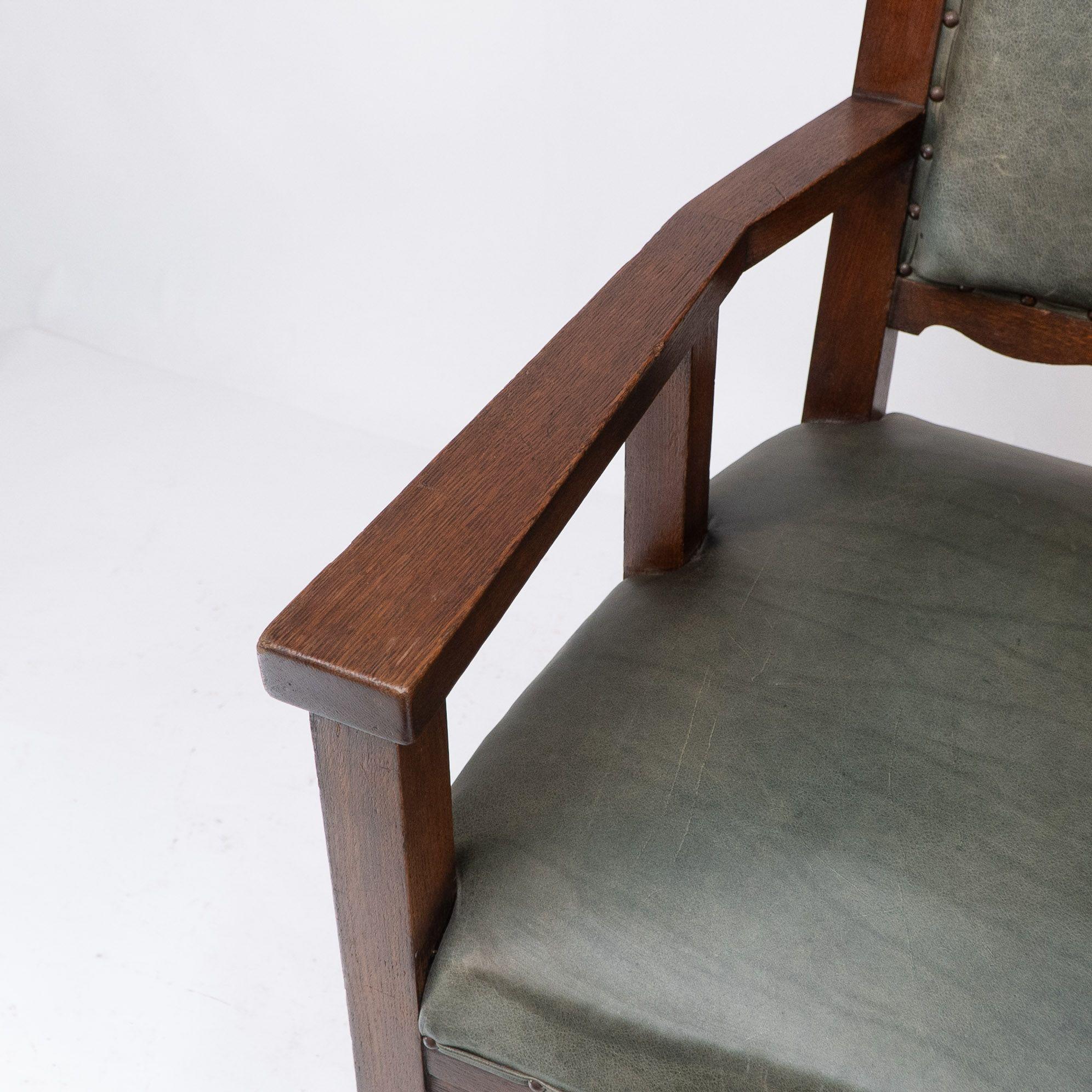 Heal and Son (attributed). An Arts and Crafts six-legged oak armchair For Sale 4