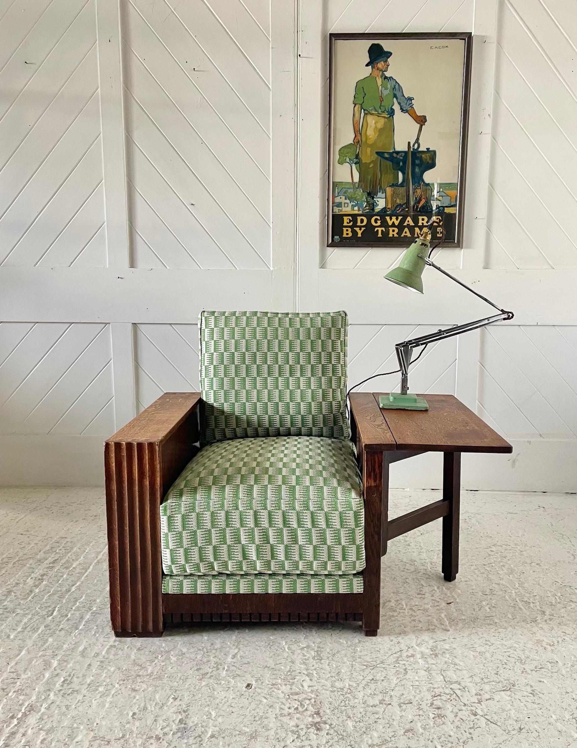 Chaise de bibliothèque Heal & Son avec table d'appoint pliante et étagère ouverte, dossier inclinable en 5 positions. Fabriqué en chêne et nouvellement tapissé en 