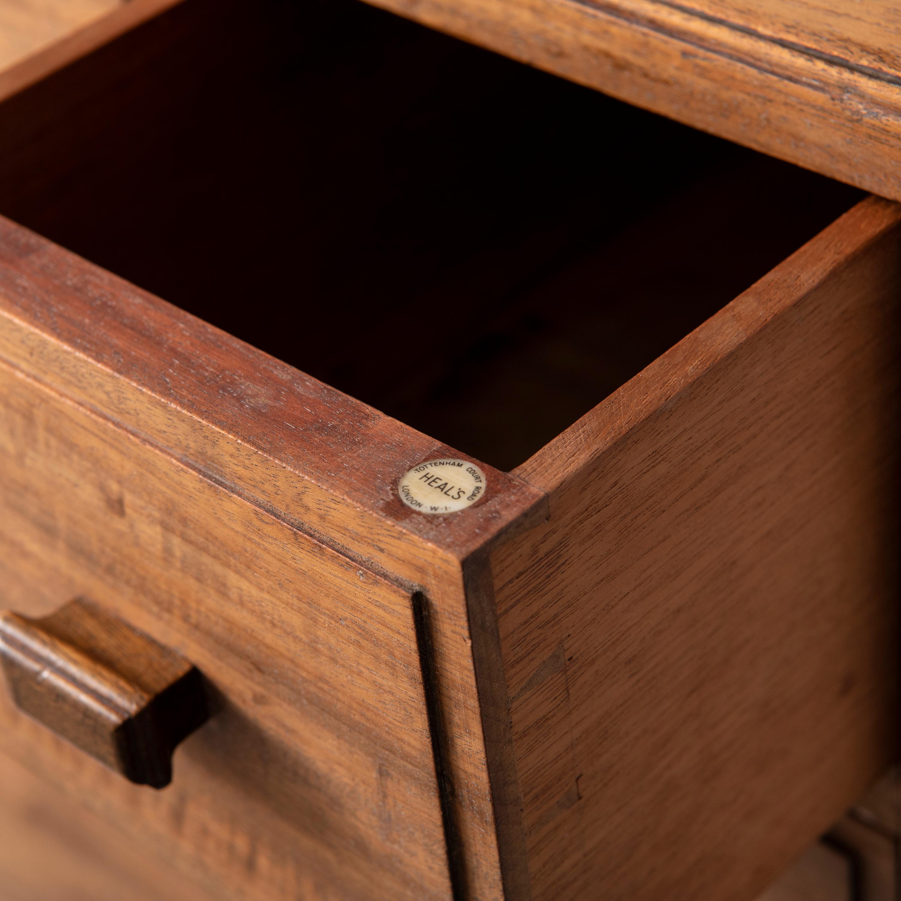 Cassettiera alta in noce di Heal & Son, Inghilterra, circa 1920 in vendita 1