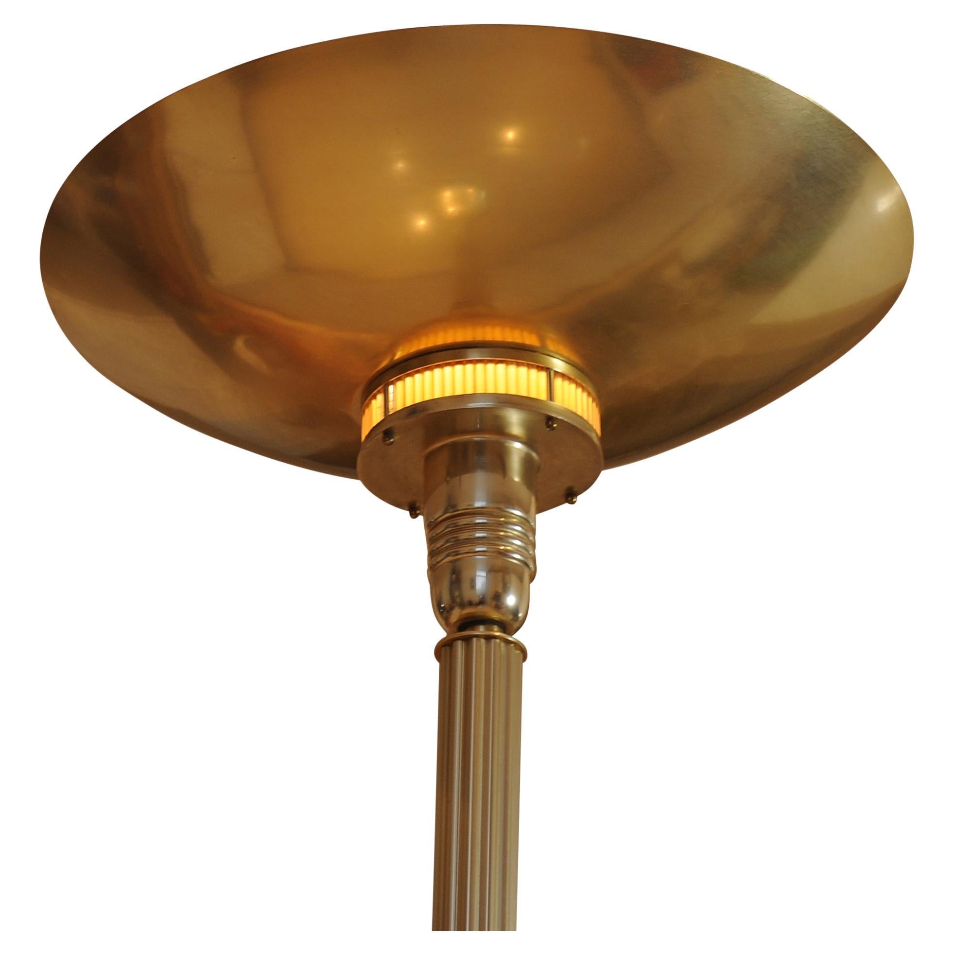 Magnifique lampadaire statuaire Art déco en aluminium original de Heal's of London datant des années 1920, avec un centre à colonnes cannelées et une grande lampe d'appoint bombée.

Avec une bande de verre ambrée attrayante qui s'illumine lorsque la