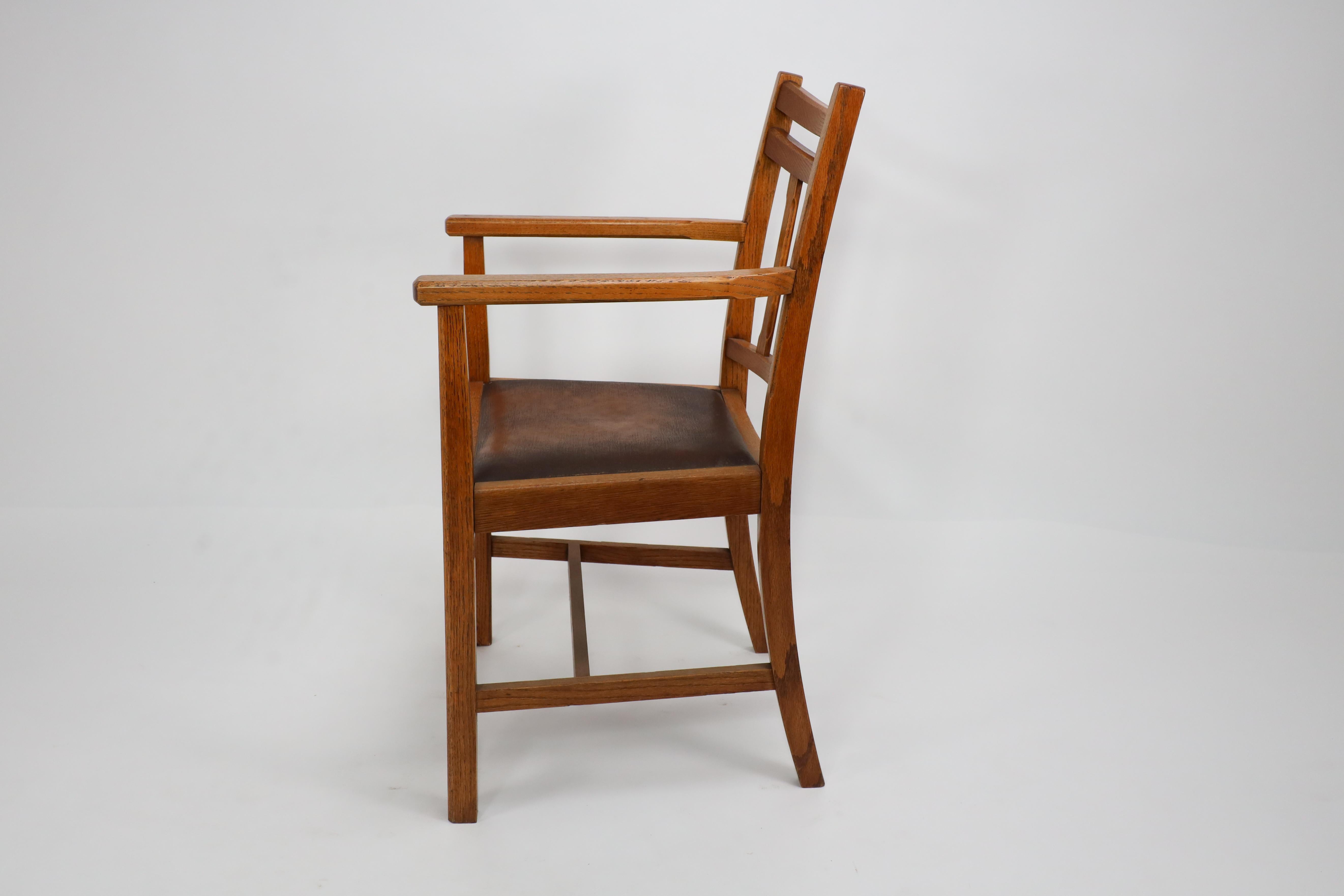Heals. A good quality Arts and Crafts oak armchair with chamferred details In Good Condition For Sale In London, GB