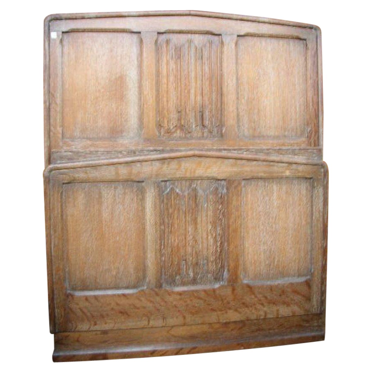 Heals, un letto singolo in Oak Oak con dettagli intagliati in lino, in stile Arts and Crafts in vendita