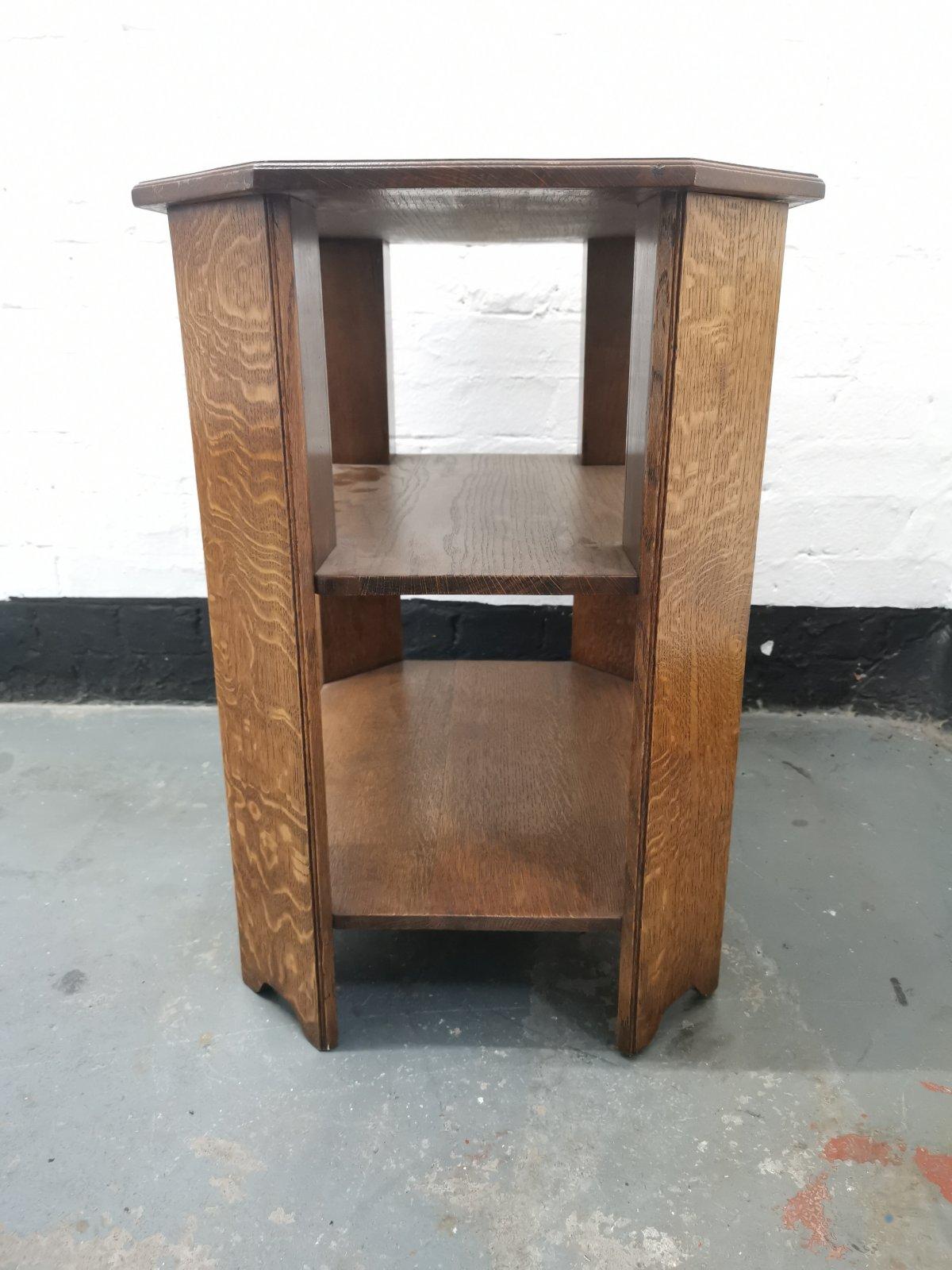 Heals, An English Arts & Crafts Oak Side Table with Three Tiers & Canted Corners In Good Condition In London, GB