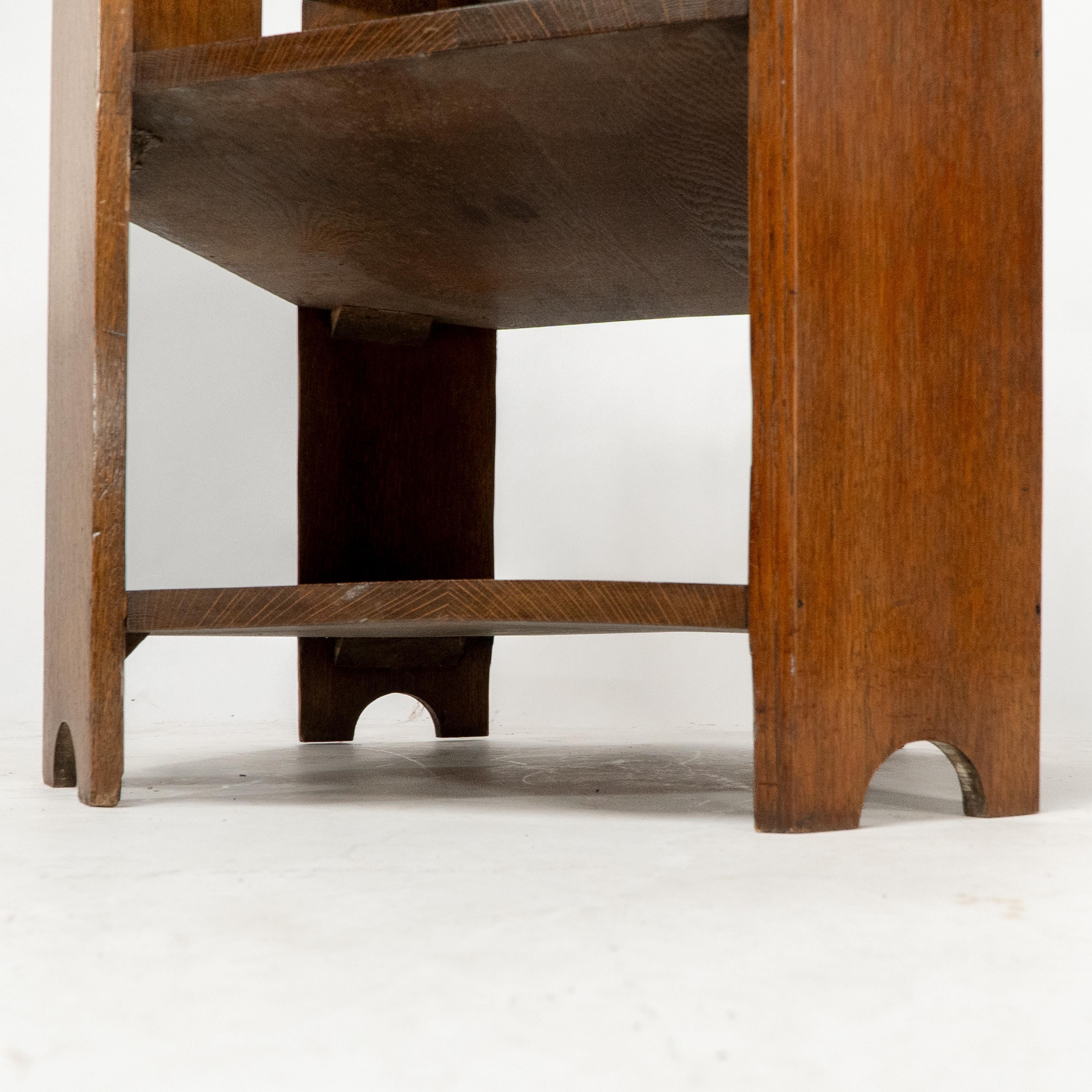Heals and Son Bibliothèque ou table d'appoint en chêne de style Arts and Crafts en vente 6