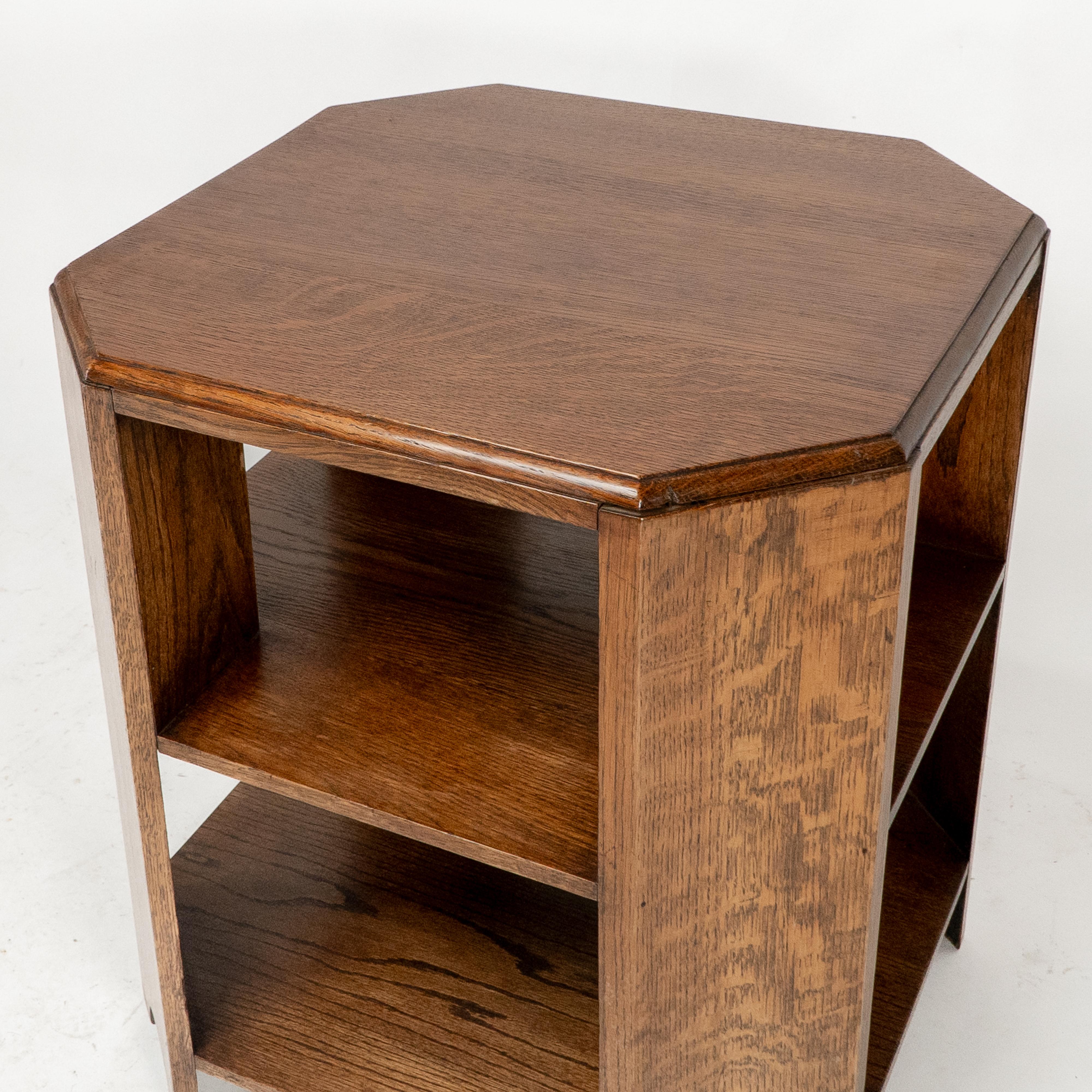 Heals and Son Bibliothèque ou table d'appoint en chêne de style Arts and Crafts en vente 7