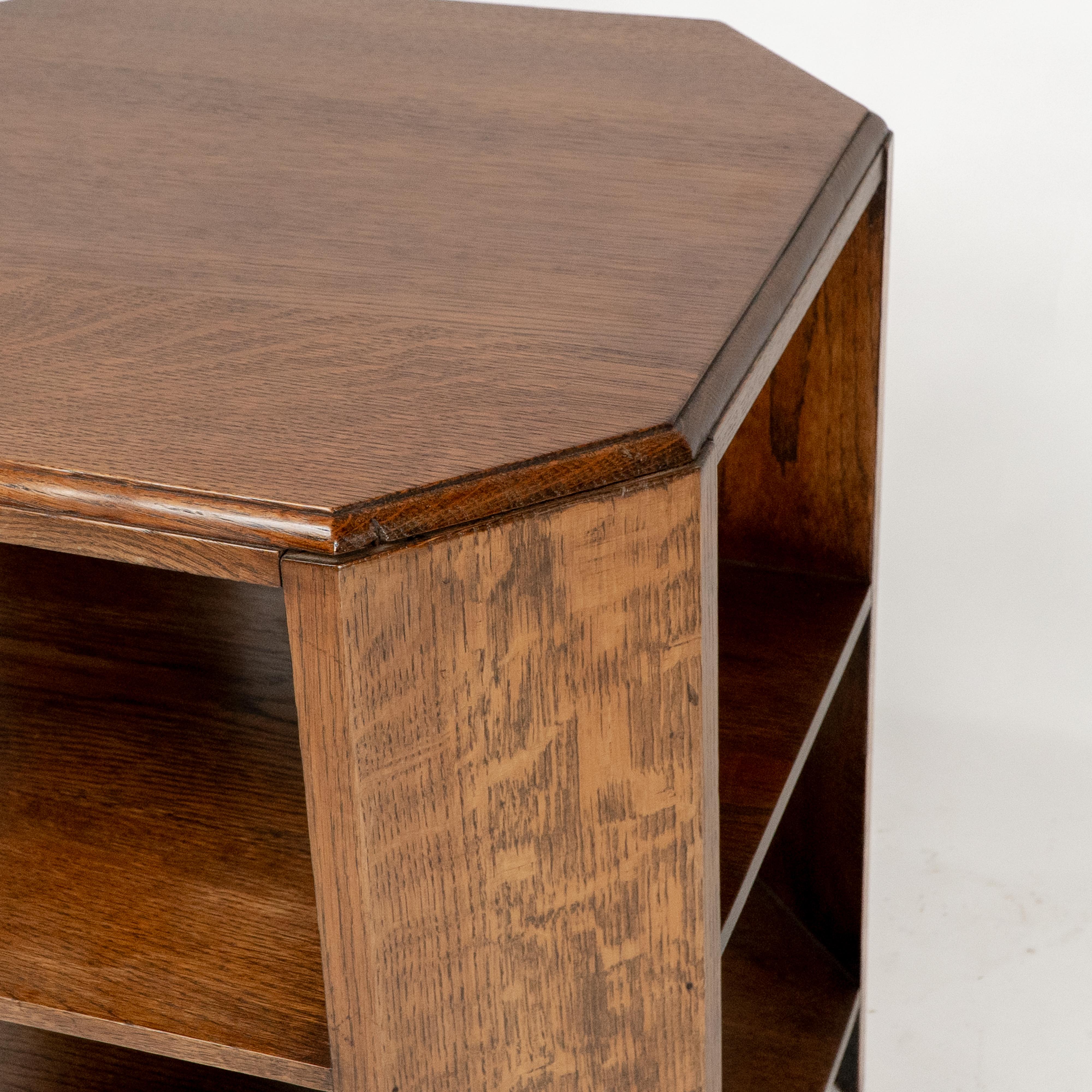 Heals and Son Bibliothèque ou table d'appoint en chêne de style Arts and Crafts en vente 8
