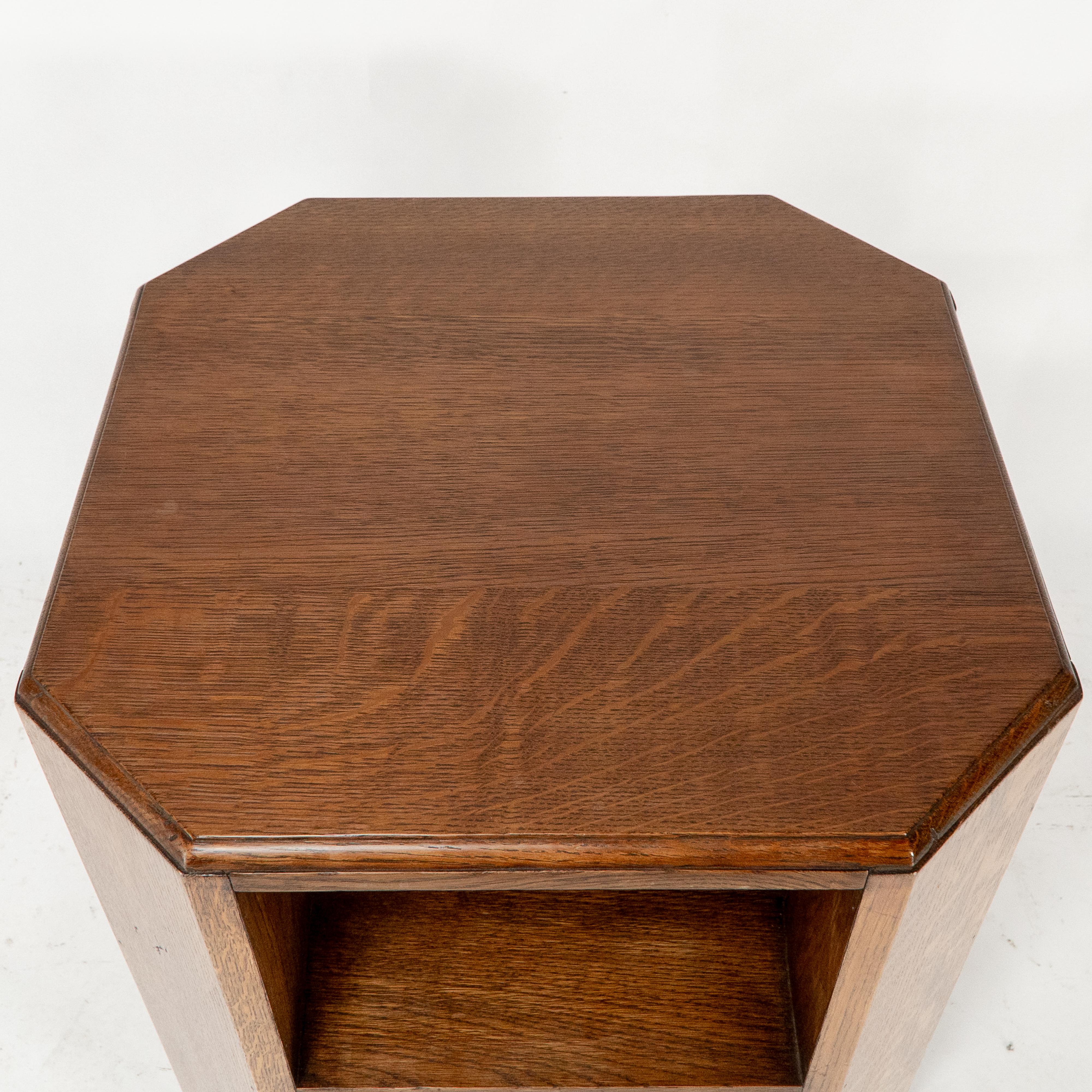 Heals and Son Bibliothèque ou table d'appoint en chêne de style Arts and Crafts en vente 9