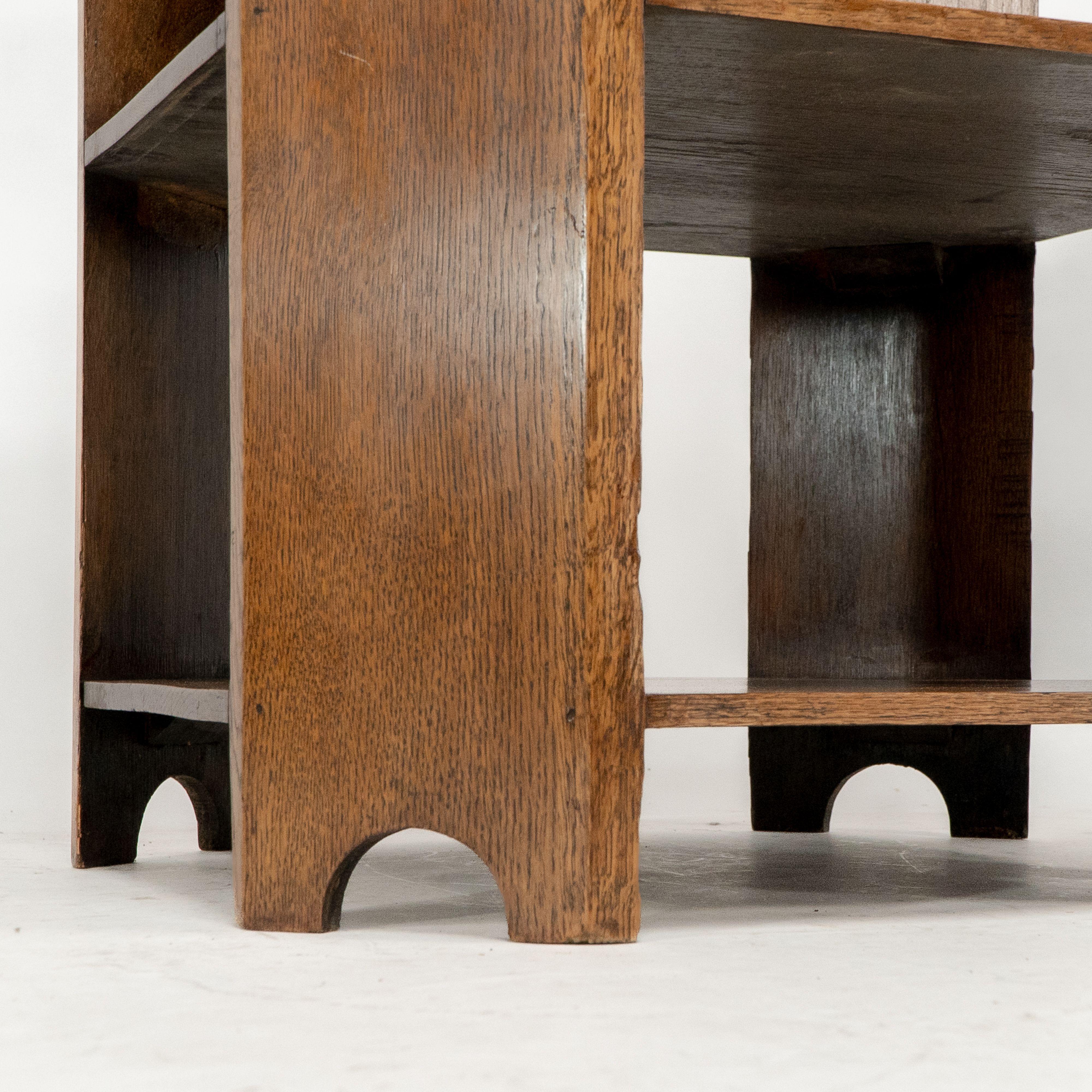 Heals and Son Bibliothèque ou table d'appoint en chêne de style Arts and Crafts en vente 1