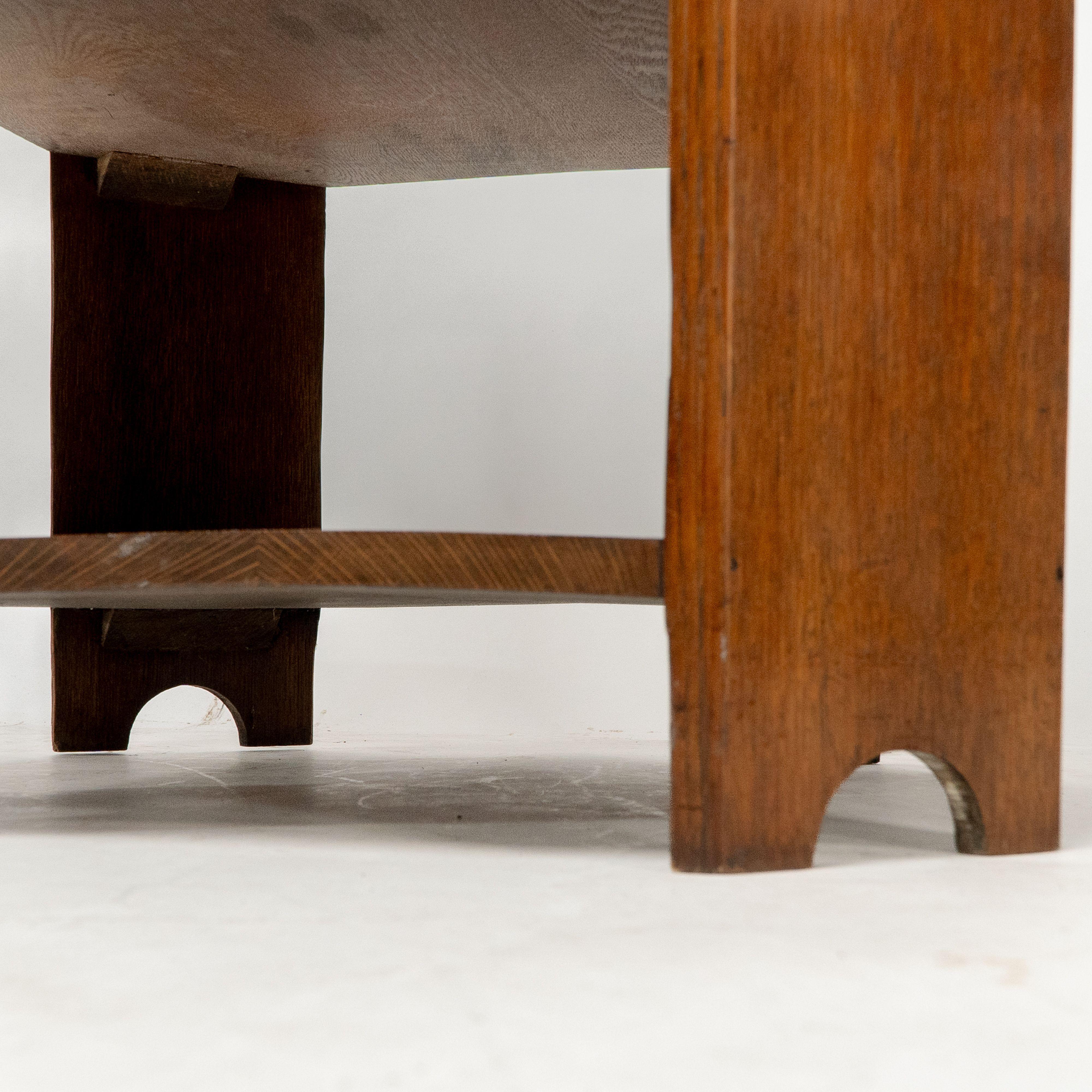Heals and Son Bibliothèque ou table d'appoint en chêne de style Arts and Crafts en vente 3