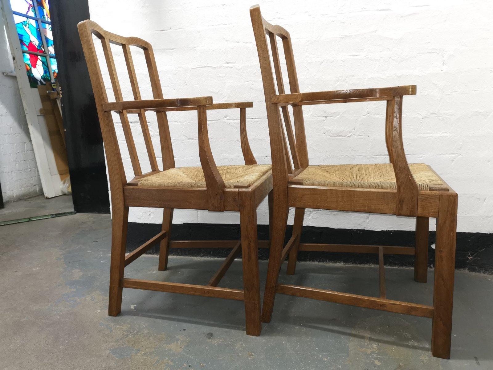 Arts and Crafts Paire de fauteuils à dossier en treillis en chêne de l'école Cotswold Arts & Crafts avec sièges en jonc en vente