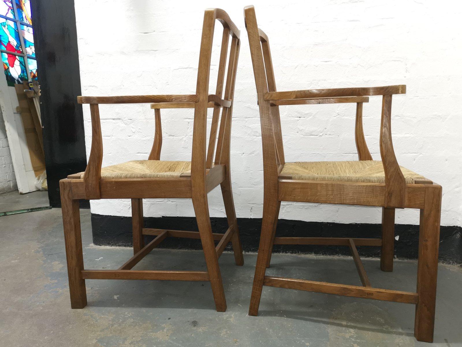 Anglais Paire de fauteuils à dossier en treillis en chêne de l'école Cotswold Arts & Crafts avec sièges en jonc en vente