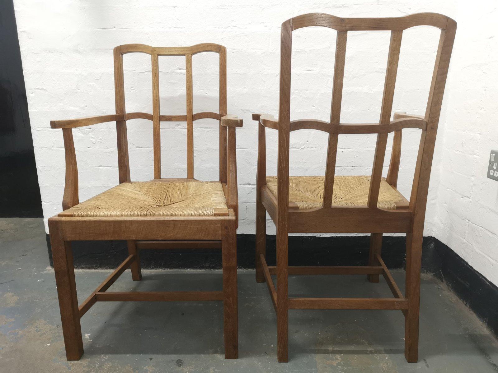 Fait main Paire de fauteuils à dossier en treillis en chêne de l'école Cotswold Arts & Crafts avec sièges en jonc en vente
