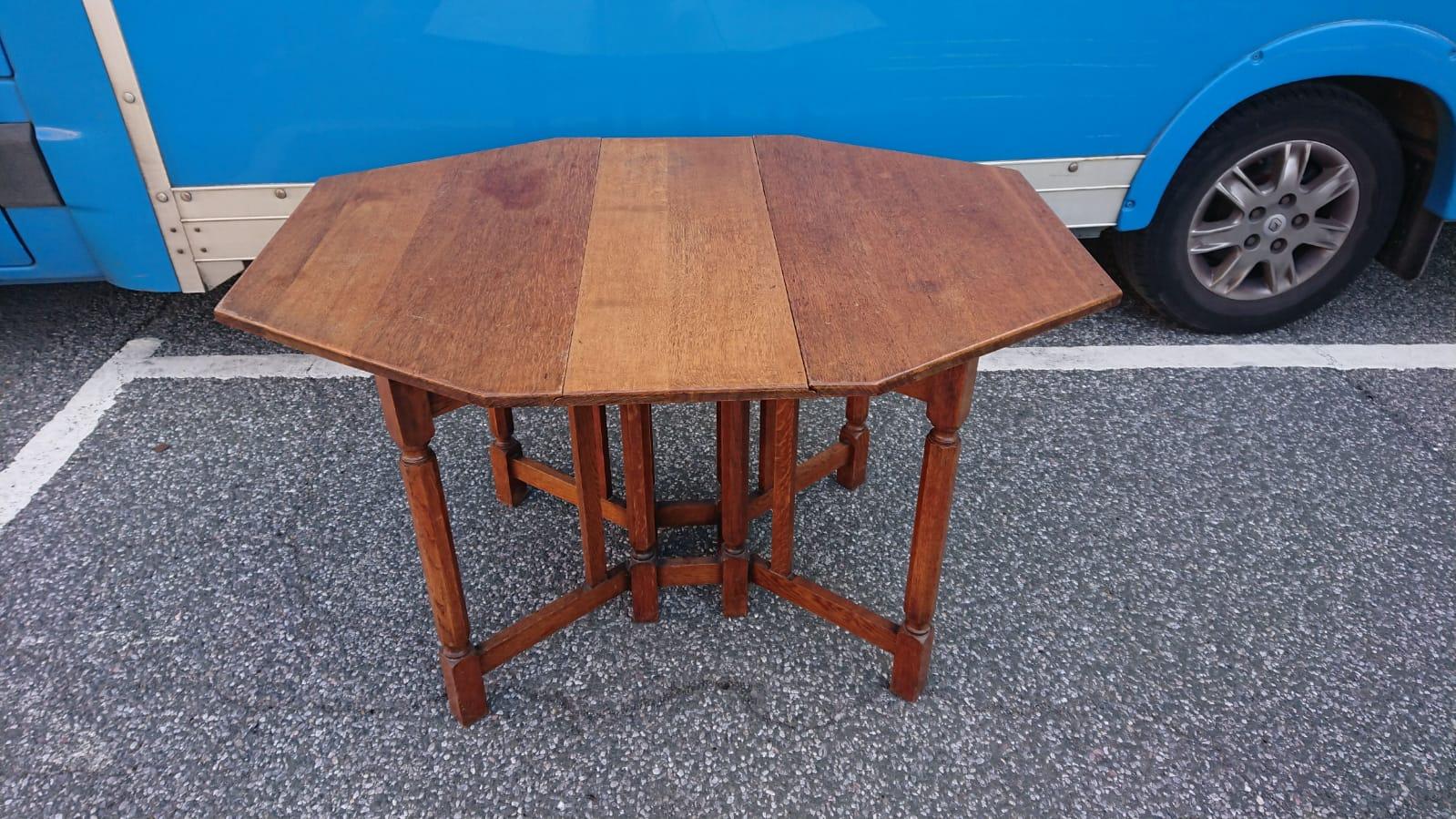 Fait main Table de salle à manger hexagonale anglaise Arts & Crafts en chêne à feuilles tombantes attribuée à Heals en vente