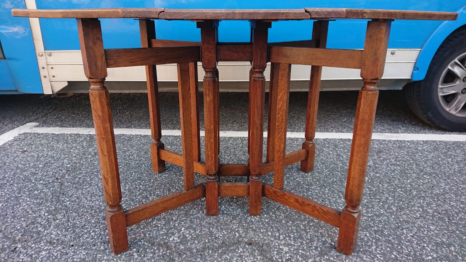 Heals, Attributed, An English Arts & Crafts Oak Drop Leaf Hexagonal Dining Table In Good Condition For Sale In London, GB
