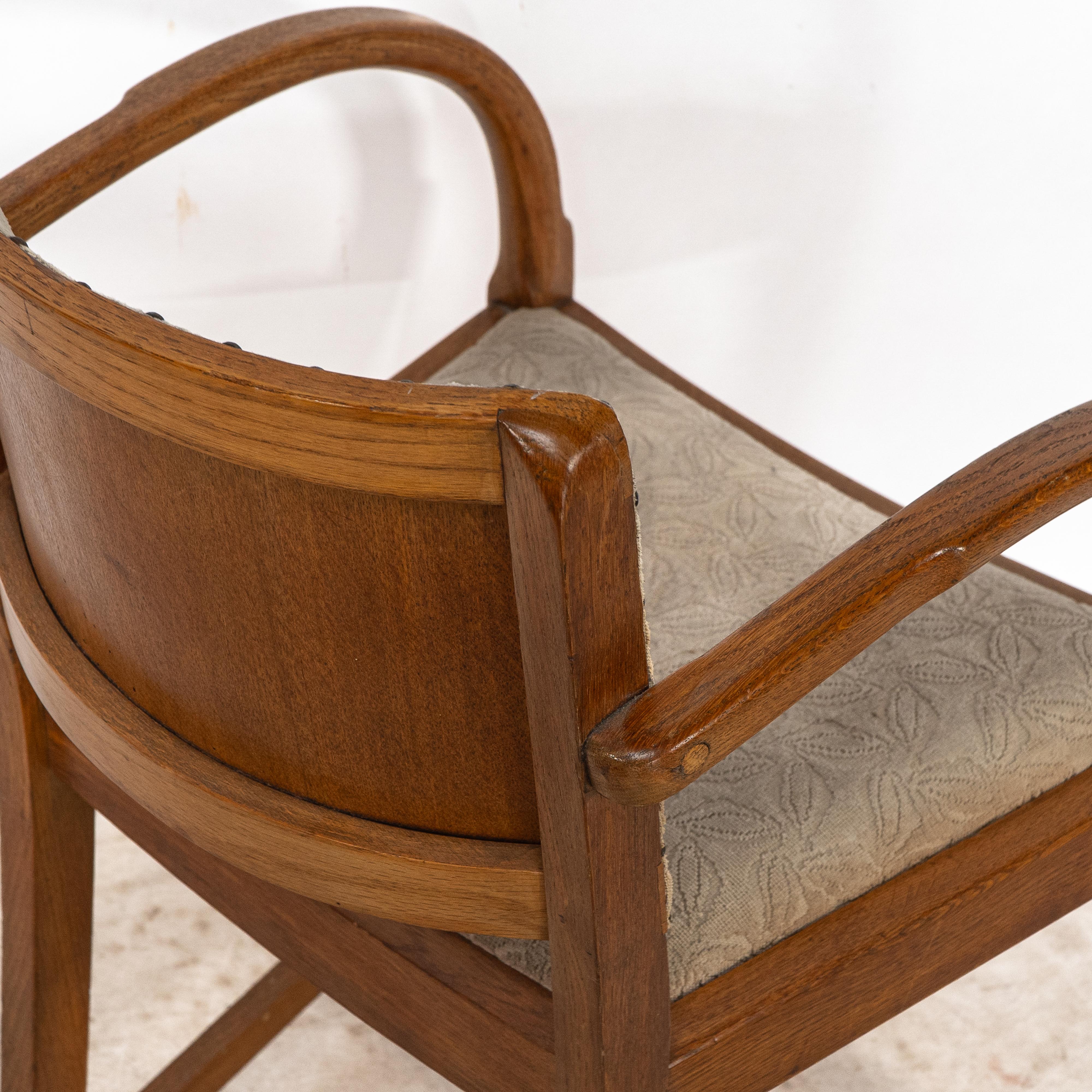 Guarisce. Quattro poltrone Art Deco in rovere con schienale sagomato e braccioli arrotondati in vendita 11