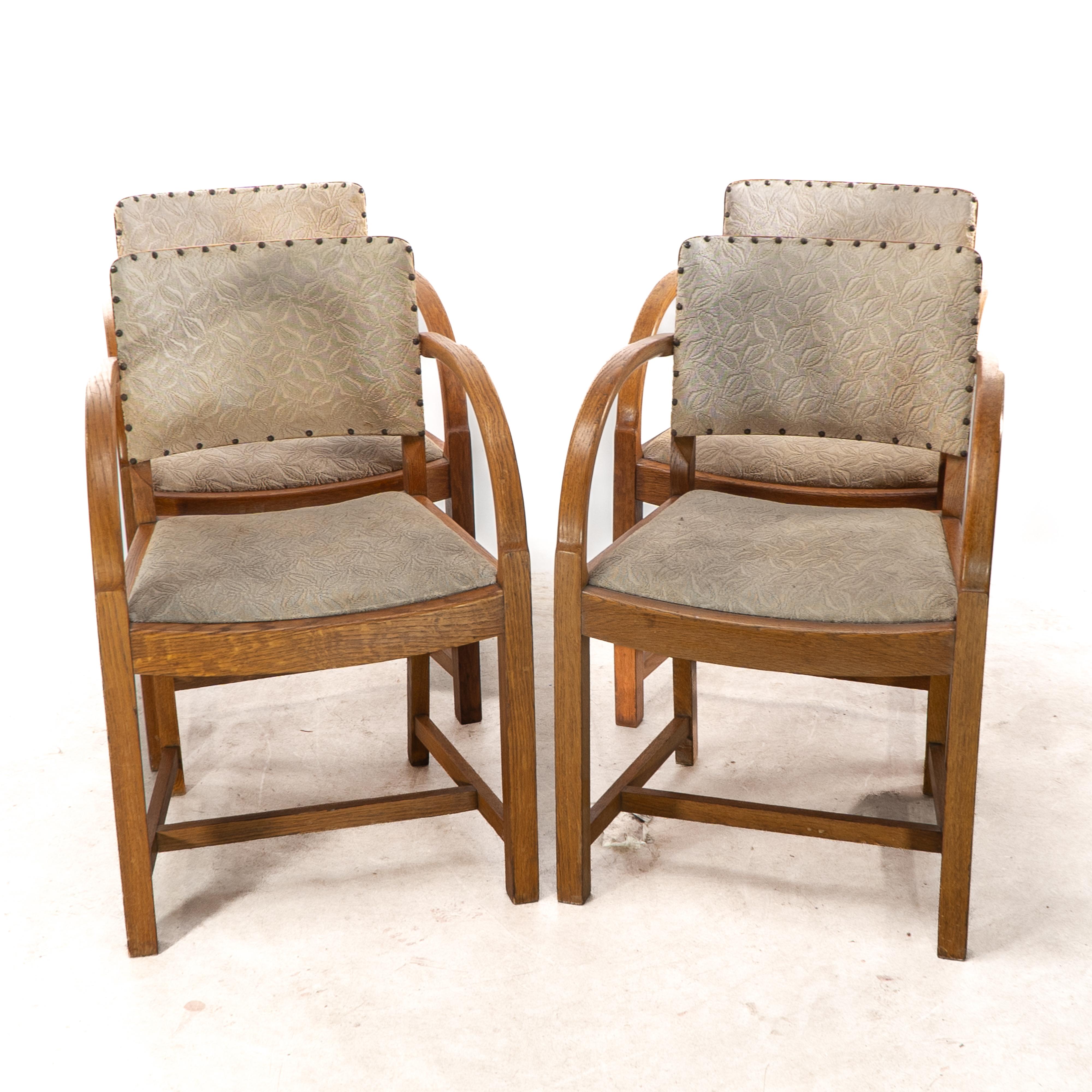 Guarisce. Un set di quattro eleganti poltrone Art Déco in rovere con schienale sagomato e braccioli arrotondati.